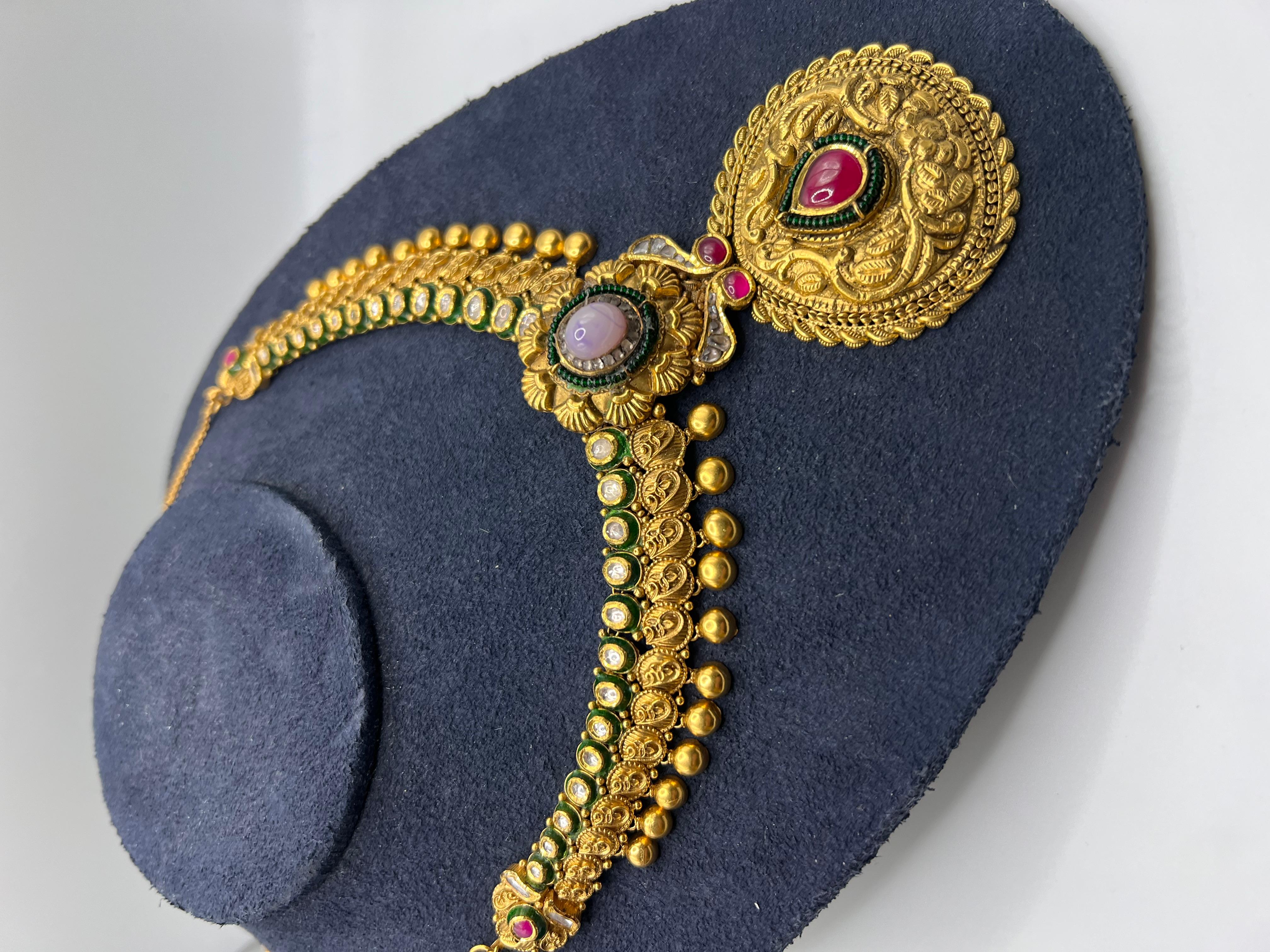 Taglio a rosa Collana in oro 22kt con smalto, diamanti e pietre colorate in vendita