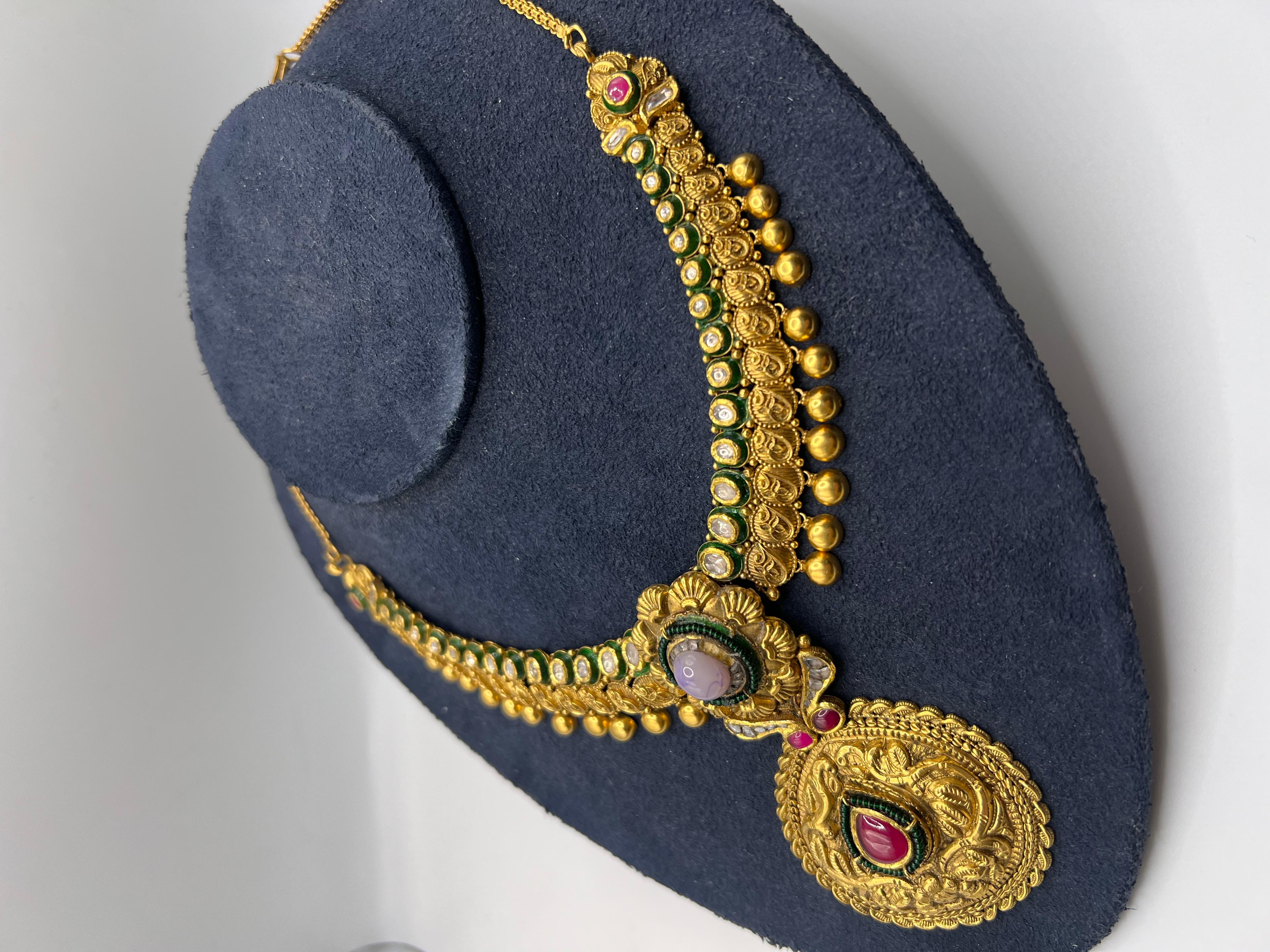 Collana in oro 22kt con smalto, diamanti e pietre colorate In condizioni ottime in vendita a New York, NY