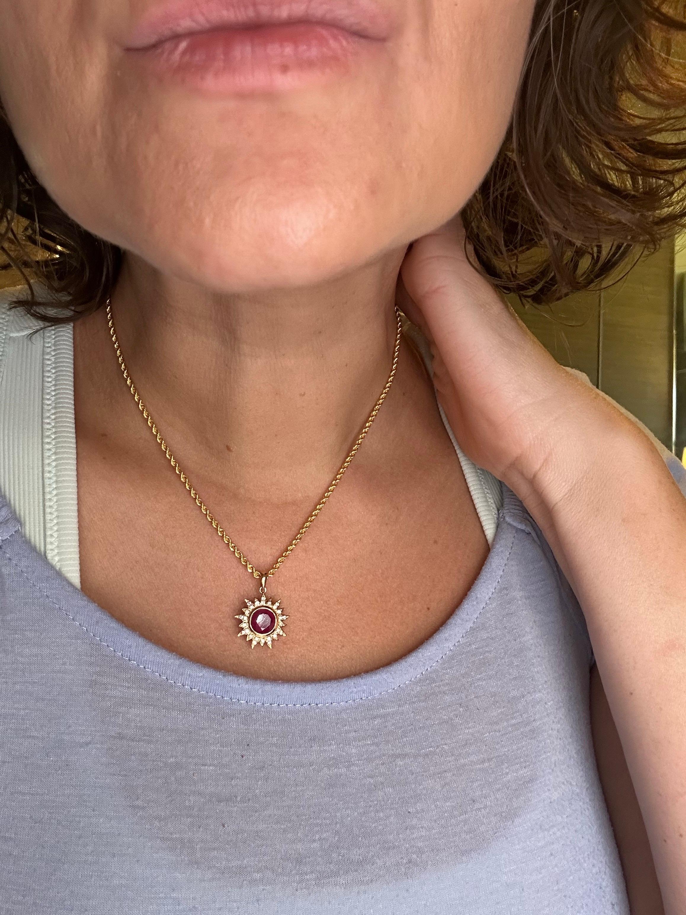 Colgante de rubí único en su clase, combinado con finos diamantes y oro amarillo de 22 quilates, viene con una cadena de 22 quilates de 16
