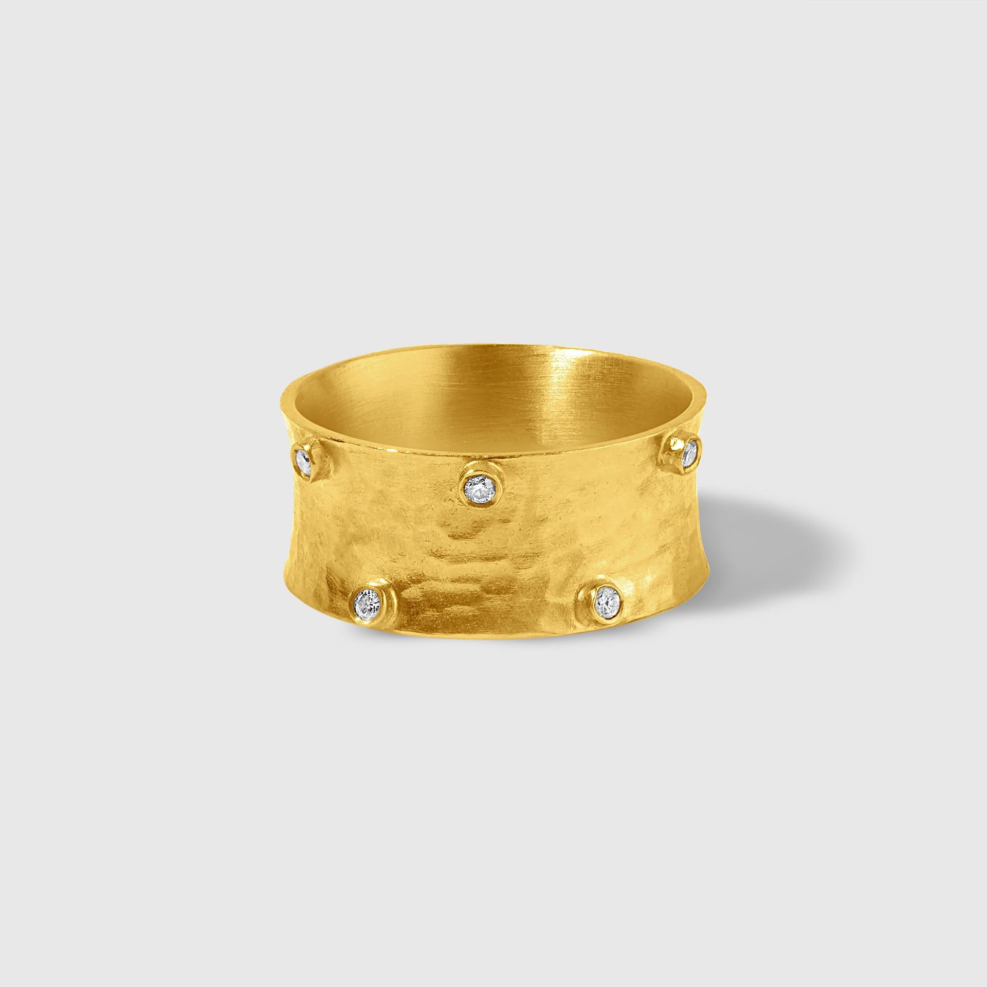 Taille ronde Anneau sculptural en or massif 22 carats, concave, ajusté et martelé, avec détails en vente