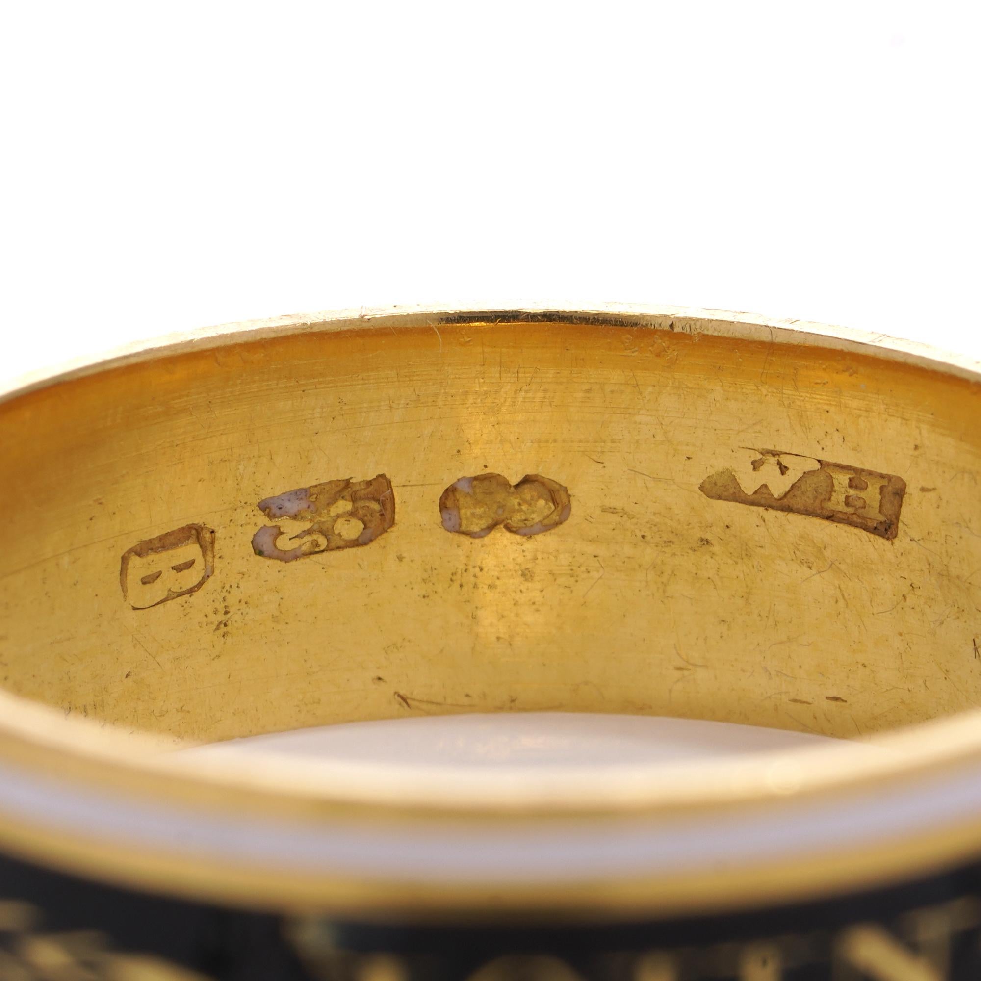 Bague de deuil en or jaune 22 carats avec anneau en émail  en vente 2