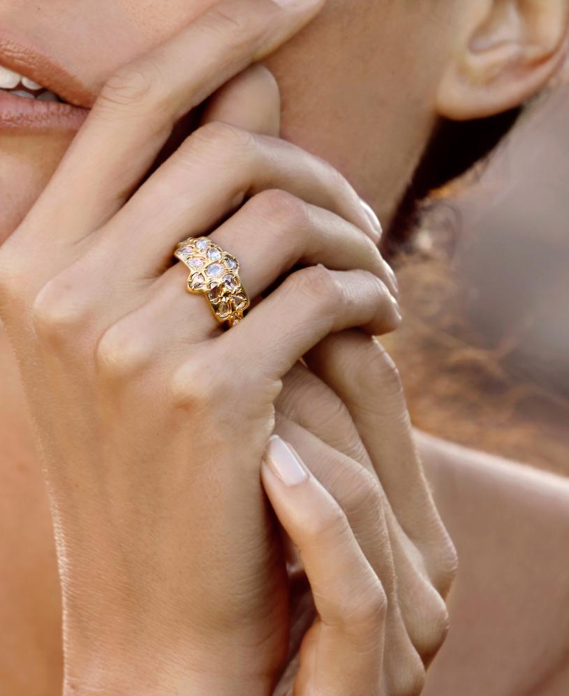 Der einzigartige Ring Prana aus hochkarätigem Gold strahlt durch die kunstvolle Komposition aus funkelnden birnenförmigen Diamanten im Rosenschliff rund um das zentrale Oval ein spontanes Lichtspiel aus. Sein bündiger Sitz macht ihn zu einem idealen