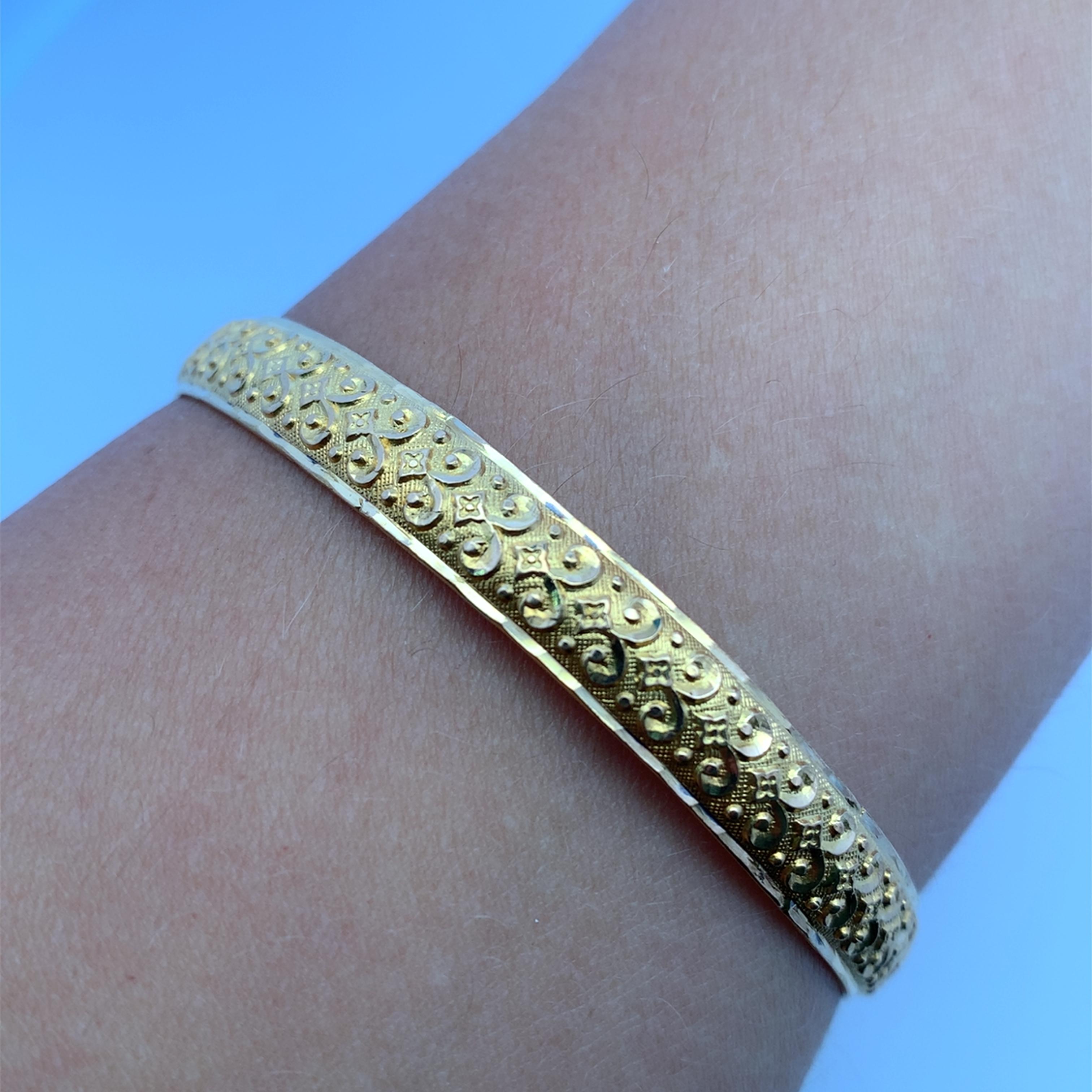Ce bracelet en or jaune 22 carats, emblème d'un goût raffiné, rehausse votre tenue. La fusion harmonieuse de l'artisanat traditionnel et de l'élégance intemporelle fait de ce bracelet une parure incontournable pour tout amateur de bijoux. Son éclat