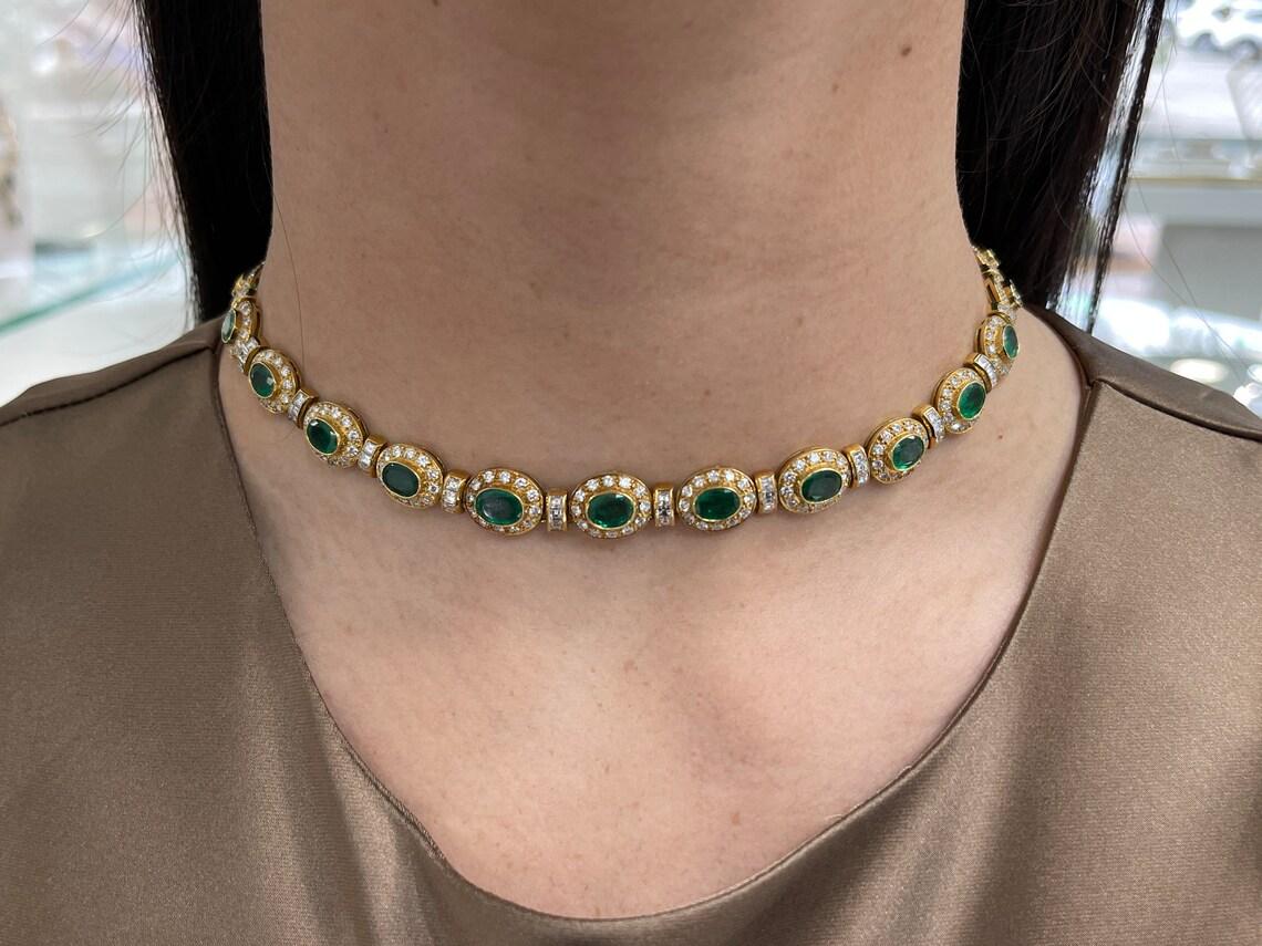 22tcw 18K Gold Regaler Smaragd & Diamant Choker Halskette Vivid Green Oval Smaragd (Moderne) im Angebot