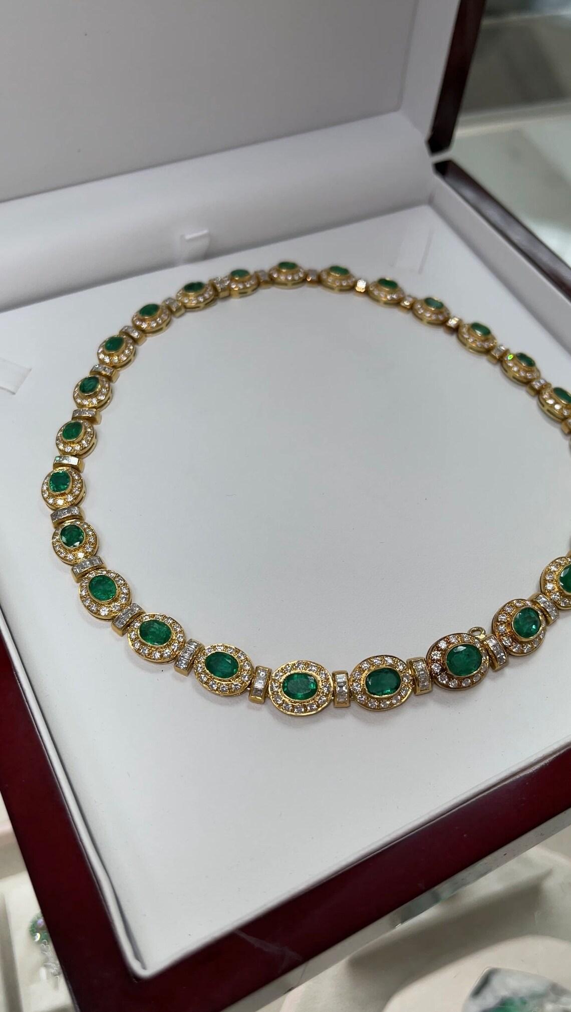 22tcw 18K Gold Regaler Smaragd & Diamant Choker Halskette Vivid Green Oval Smaragd (Ovalschliff) im Angebot