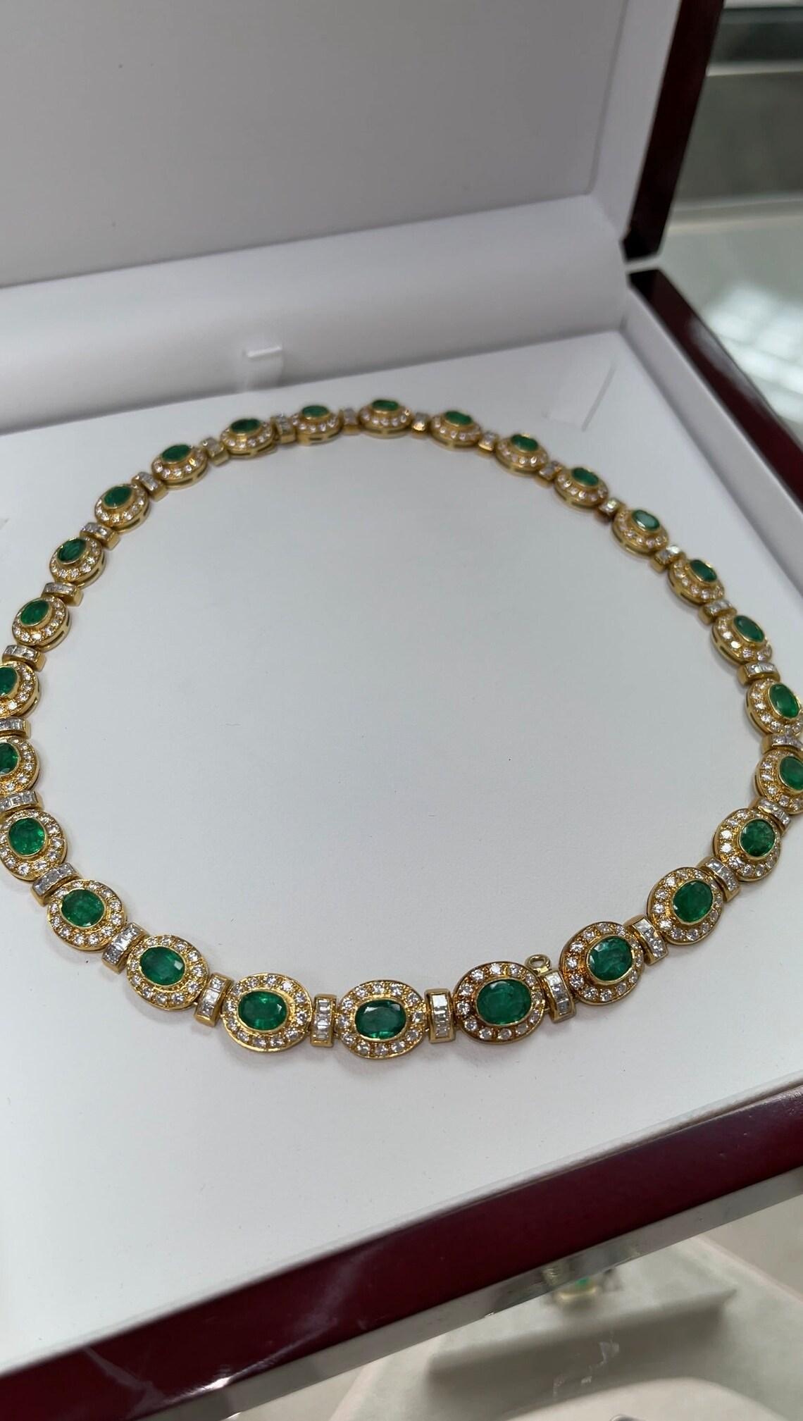 22tcw 18K Gold Regaler Smaragd & Diamant Choker Halskette Vivid Green Oval Smaragd im Zustand „Neu“ im Angebot in Jupiter, FL