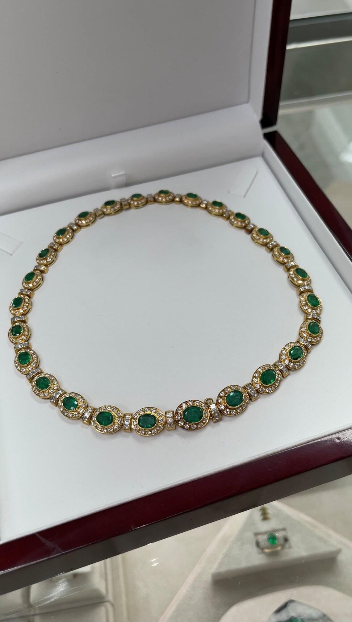 22tcw 18K Gold Regaler Smaragd & Diamant Choker Halskette Vivid Green Oval Smaragd Damen im Angebot