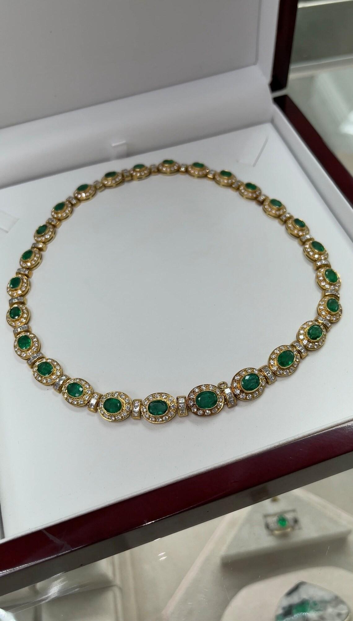 22tcw 18K Gold Regaler Smaragd & Diamant Choker Halskette Vivid Green Oval Smaragd im Angebot 1