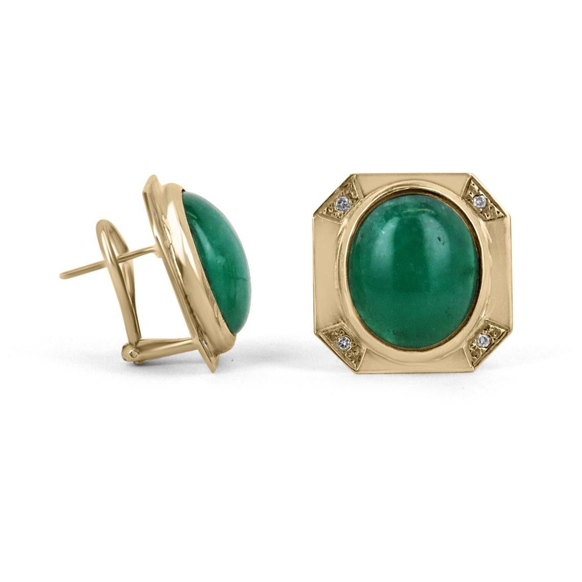 Cette paire de cabochons d'émeraudes colombiennes de 22 carats en or jaune 14 carats est très rare et d'une grande beauté. Les boucles d'oreilles de style oméga accueillent un ensemble naturel d'émeraudes cabochons Muzo rares dans un chaton doré