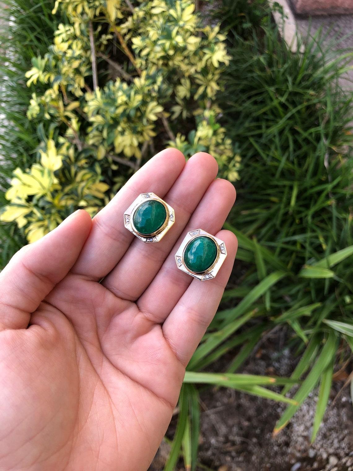 Moderne Boucles d'oreilles Omega en or 14 carats avec émeraude de Colombie cabochon vert foncé 22 carats en vente
