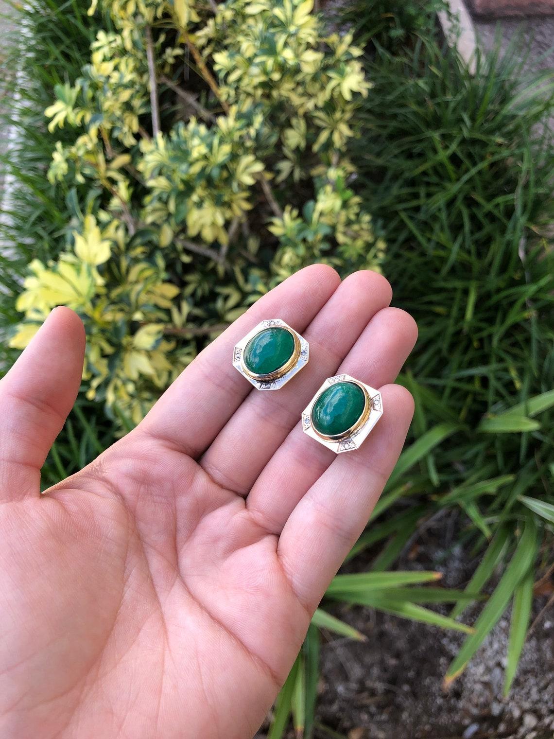 Taille émeraude Boucles d'oreilles Omega en or 14 carats avec émeraude de Colombie cabochon vert foncé 22 carats en vente