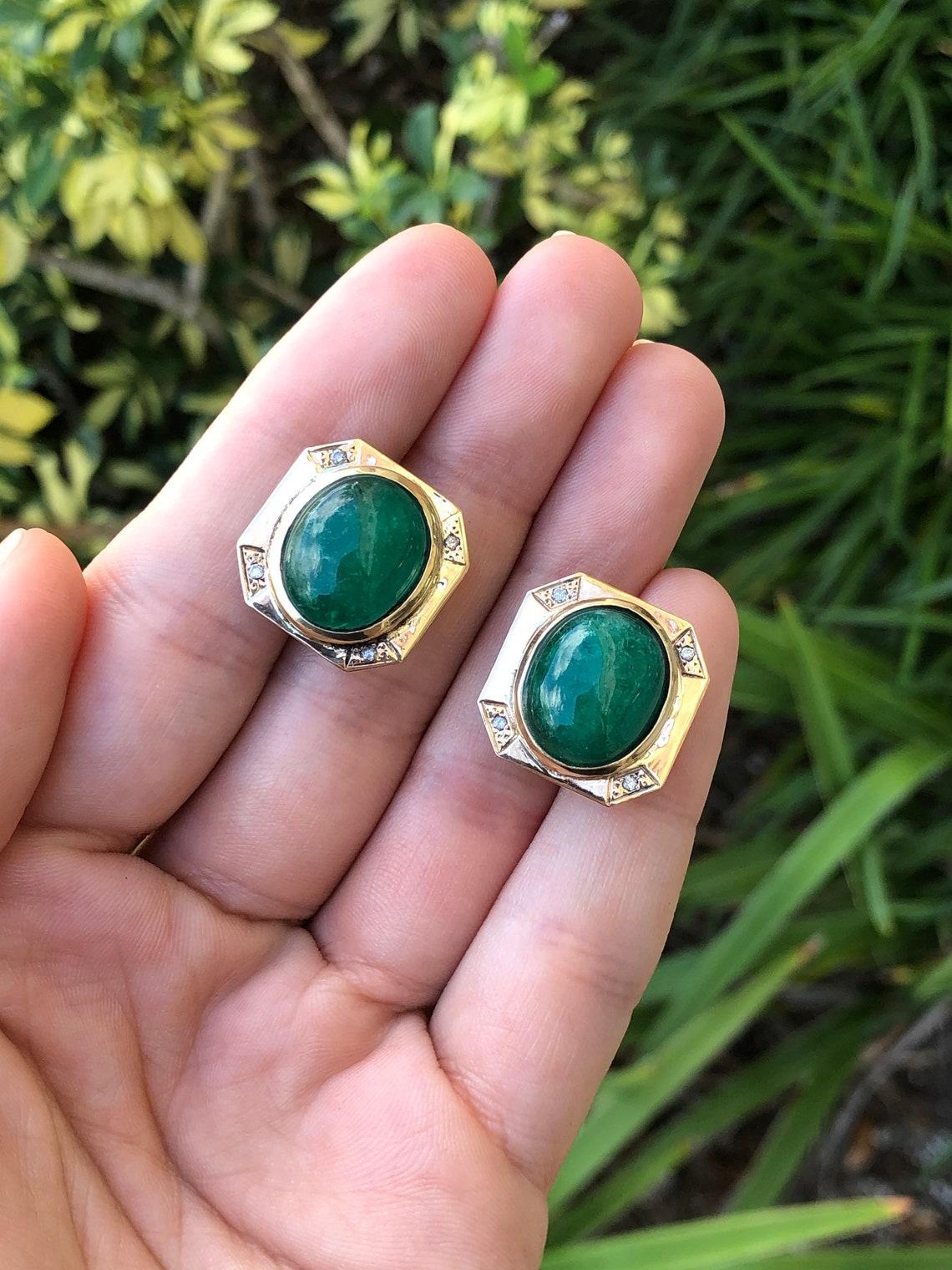 Boucles d'oreilles Omega en or 14 carats avec émeraude de Colombie cabochon vert foncé 22 carats Neuf - En vente à Jupiter, FL