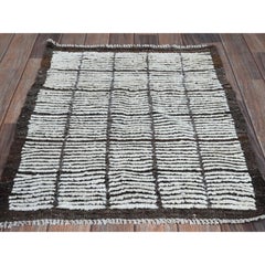 2'2"x2'8" Daisy White Moroccan Weave with Grid Design Hand Knotted Wool Mat Rug