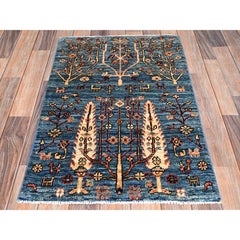 Tappeto in morbida lana annodato a mano, 66 x 104 cm, con motivo di alberi blu e figurine di animali