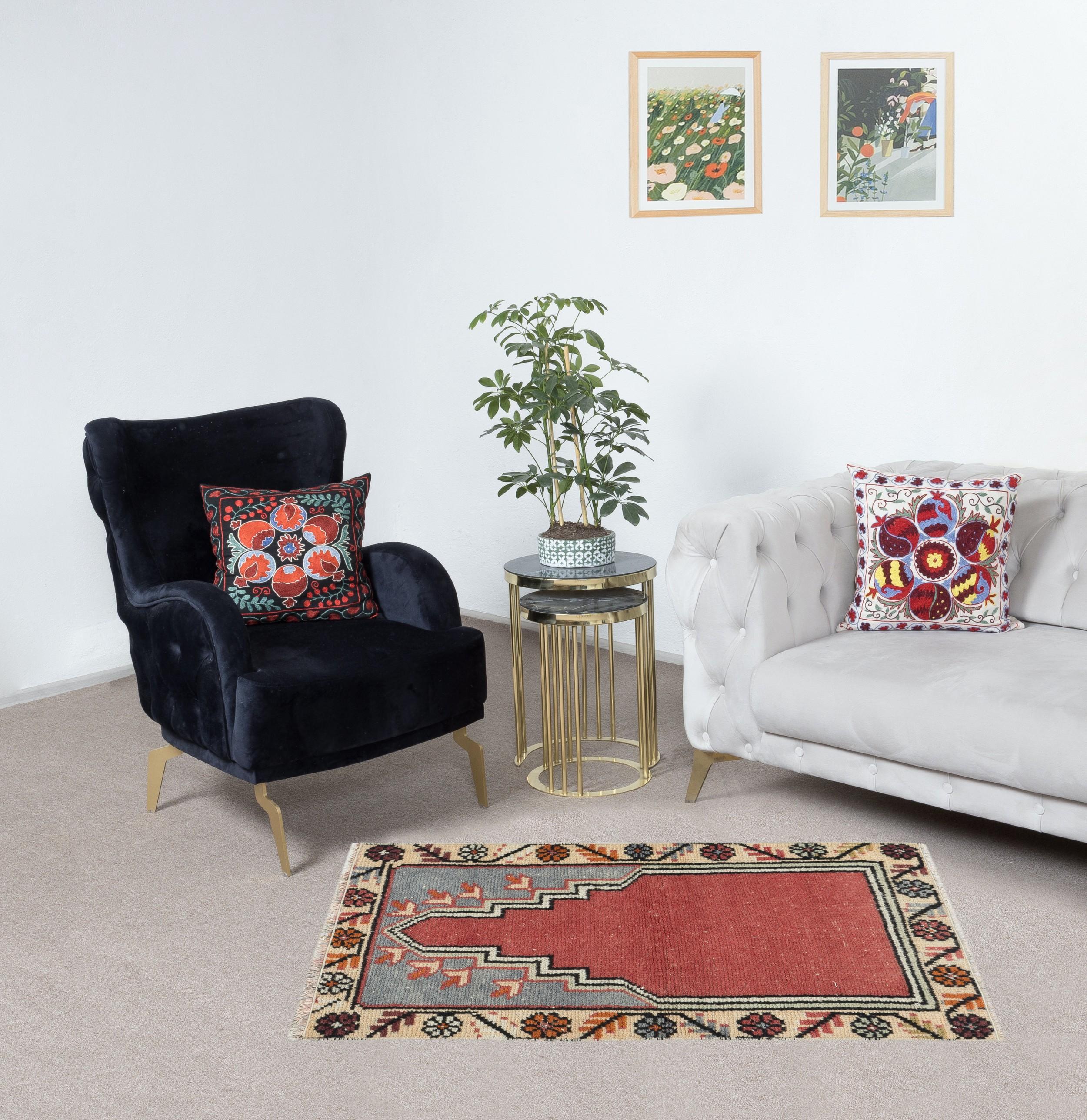 Ein handgeknüpfter türkischer Gebetsteppich im Vintage-Stil. Dieser Teppich ist ein Symbol für Hingabe und Kunstfertigkeit und zeigt ein elegantes Mihrab-Design (Gebetsnische), das das reiche spirituelle und kulturelle Erbe der anatolischen Weberei
