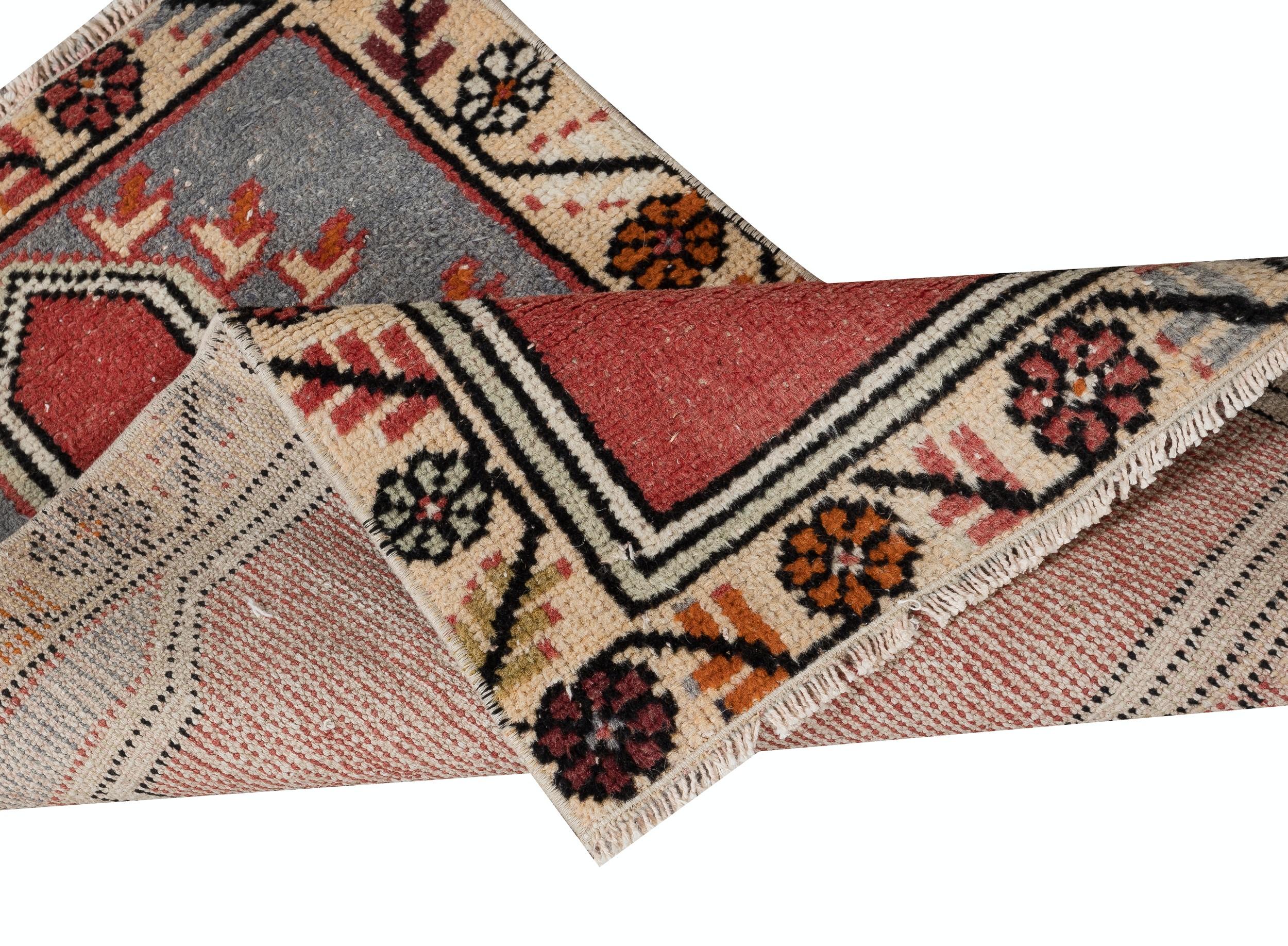 22x36 in Kleinem handgefertigtem Teppich, türkischer Vintage-Gebetteppich, dekorativer Gebetsteppich (Rustikal) im Angebot