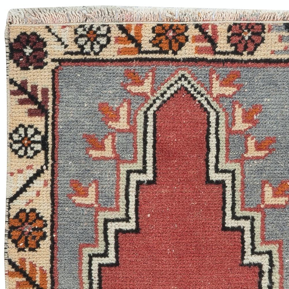 22x36 in Kleinem handgefertigtem Teppich, türkischer Vintage-Gebetteppich, dekorativer Gebetsteppich (Türkisch) im Angebot