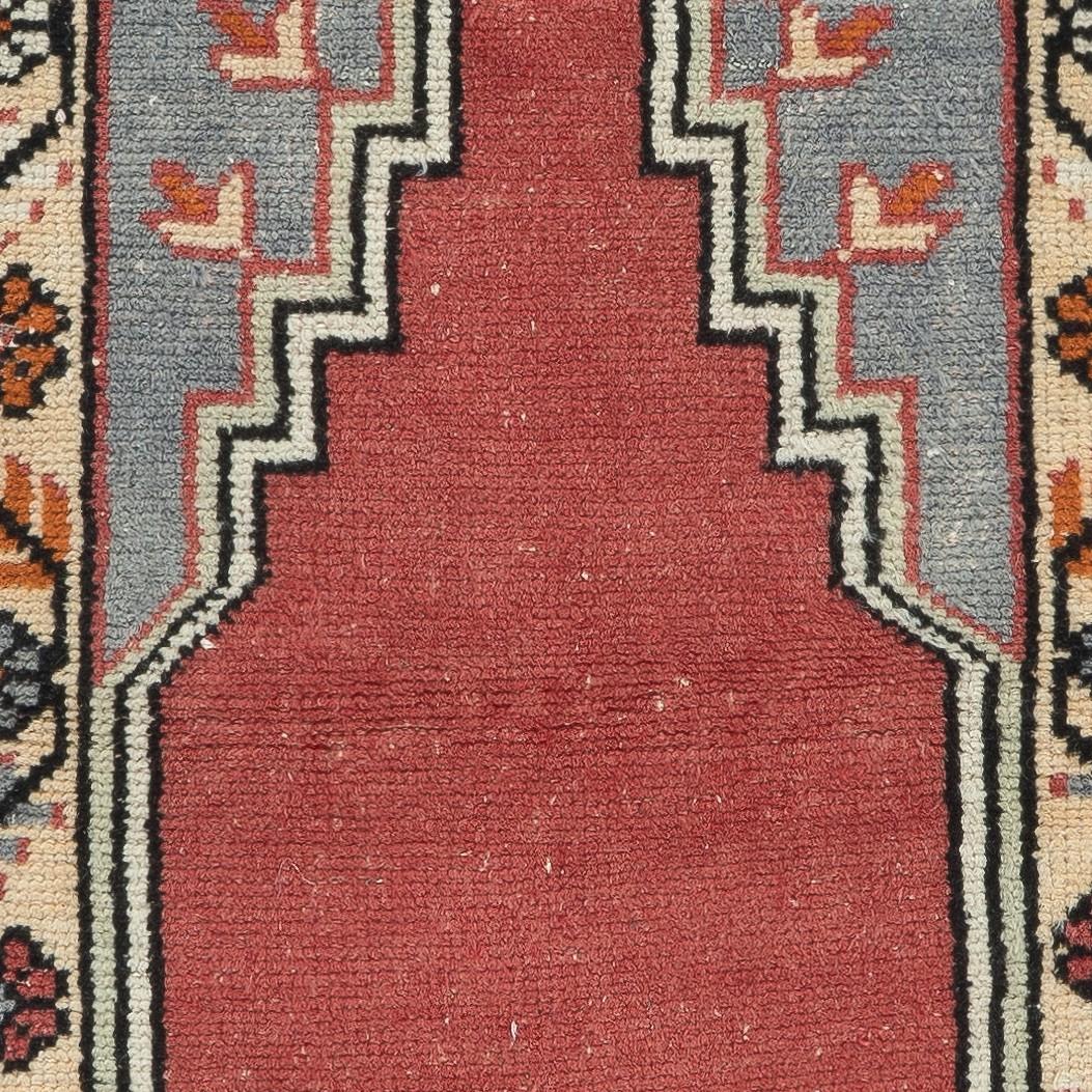 22x36 in Kleinem handgefertigtem Teppich, türkischer Vintage-Gebetteppich, dekorativer Gebetsteppich (Handgeknüpft) im Angebot