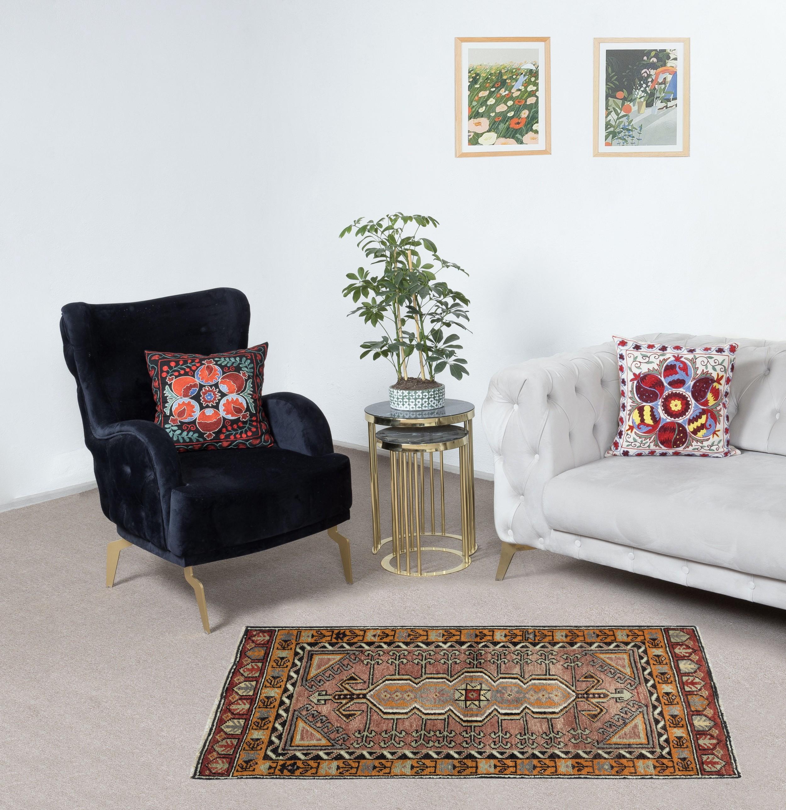 Bringen Sie einen Hauch von zeitloser Eleganz in Ihr Zuhause mit diesem handgeknüpften türkischen Streuteppich im Vintage-Stil, der von erfahrenen Kunsthandwerkern aus 100 % Wolle hergestellt wird. Dieser Teppich eignet sich perfekt als Fußmatte,