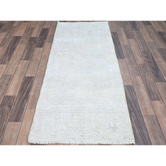 Alfombra oriental de estilo persa Tabriz, de 2'2" x 5'10", color marfil y con aspecto desgastado