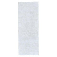 Alfombra oriental de estilo persa Tabriz, de 2'2" x 5'10", color marfil y con aspecto desgastado