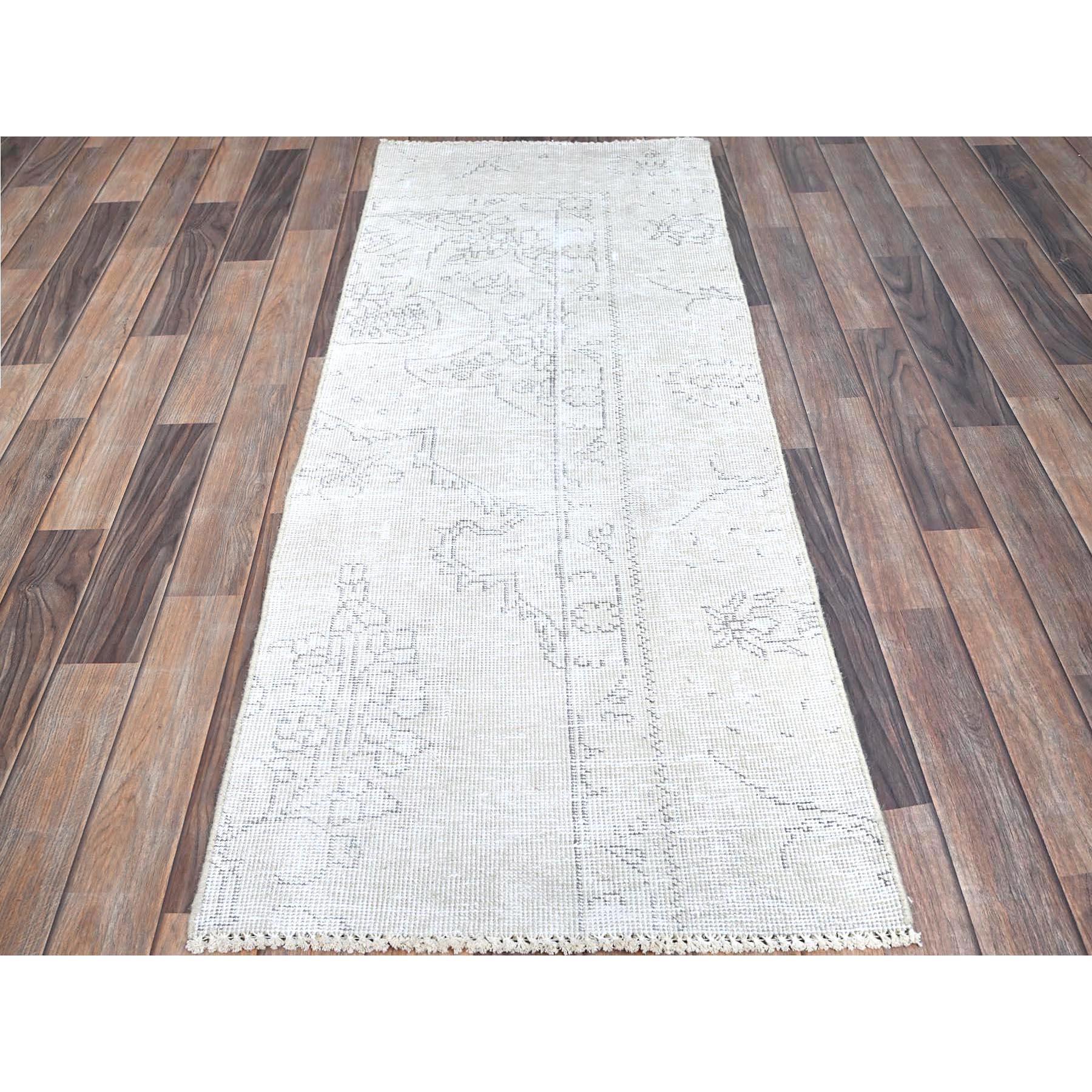 Ce fabuleux tapis noué à la main a été créé et conçu pour une résistance et une durabilité accrues. Ce tapis a été fabriqué à la main pendant des semaines selon la méthode traditionnelle qui est utilisée pour faire des
Taille exacte du tapis en
