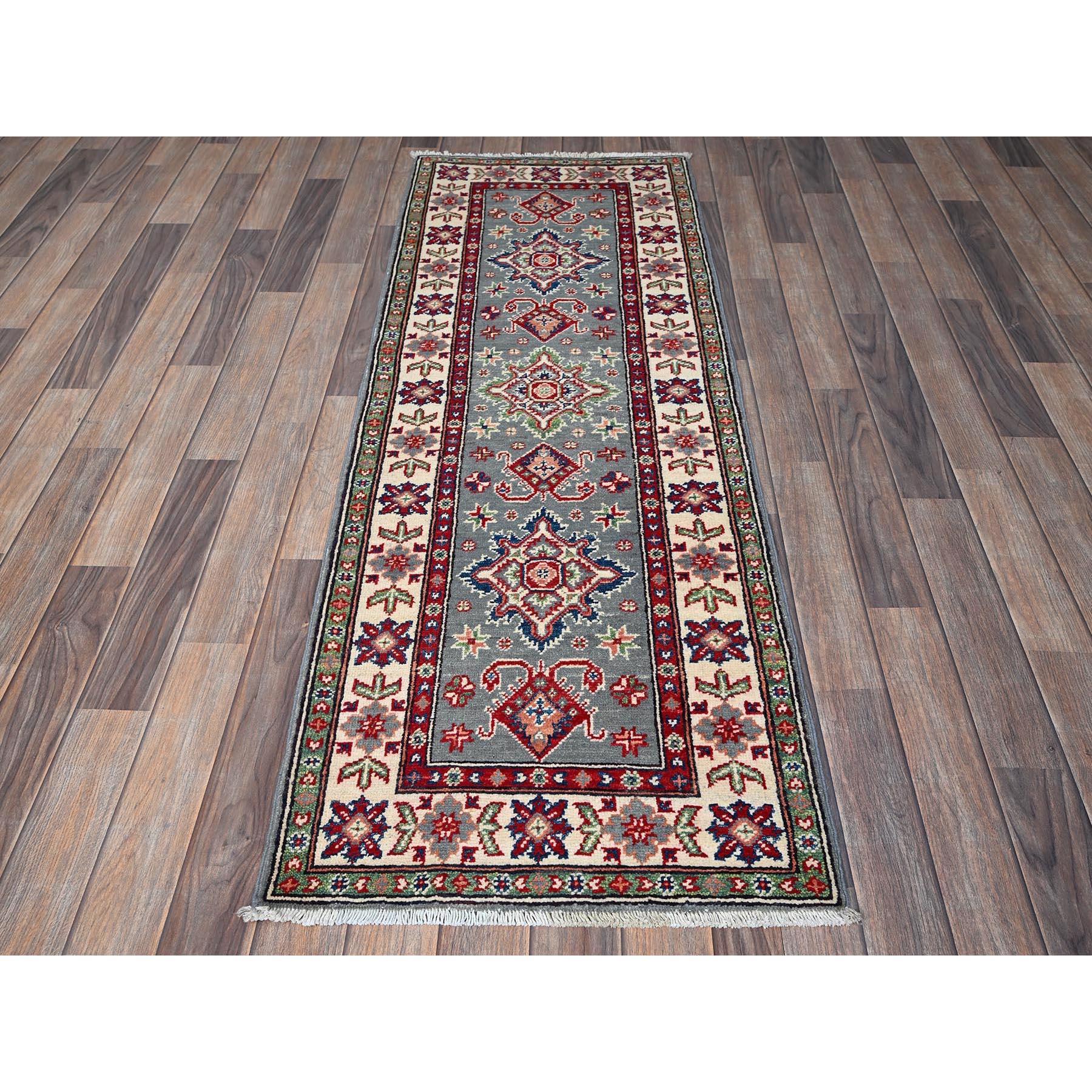 Gris brumeux, Kazak avec design de médaillons tribaux, laine douce et veloutée, nouée à la main, tissage plus dense, teintures végétales, chemin de fer étroit, tapis d'Orient
Matières premières : Laine
Latex : Pas de poils 
hauteur : 0,25