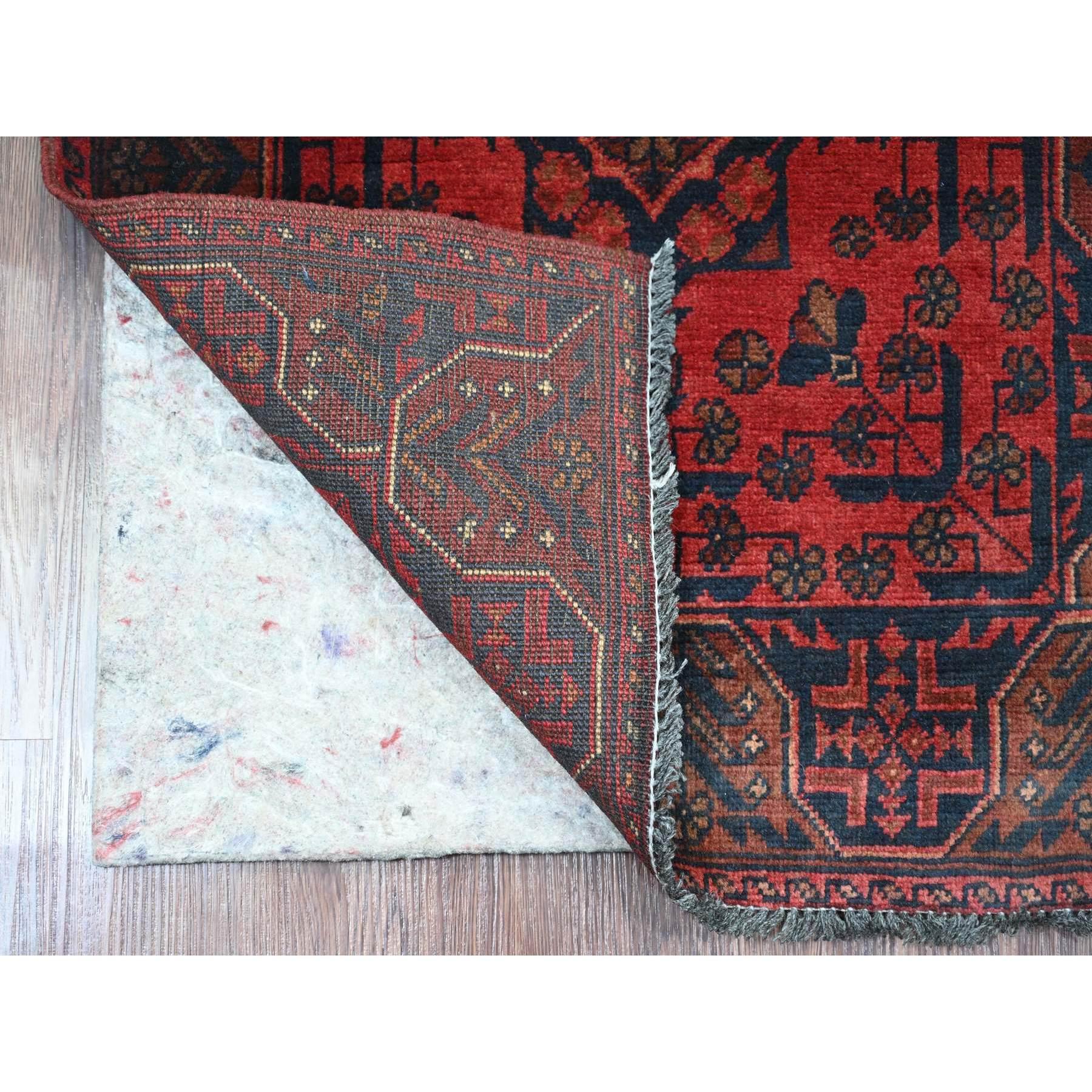 Karminrot, Afghan Andkhoy mit geometrischem Design, Weicher Flor, Reine Wolle, Handgeknüpft, Läufer, Orientteppich
Primäre MATERIALIEN: Wolle
Latex: Kein Flor 
Höhe: 0,25 Zoll
Stil: Traditionell
Grundfarbe: Rot
Sekundärfarben: Mitternachtsblau,