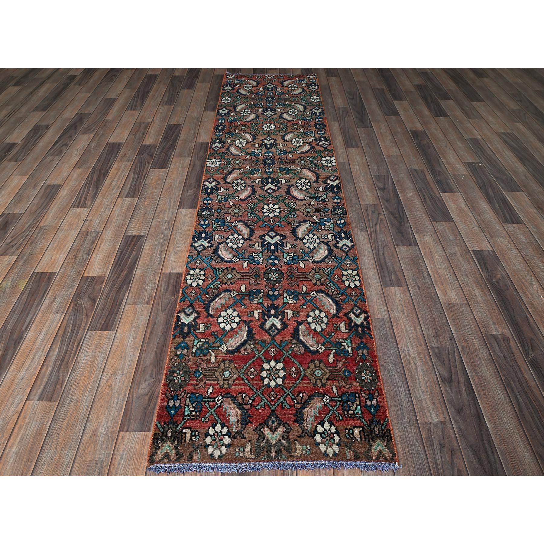Blush Red, Vintage Persian Hamadan mit ausgeprägtem Abrash, Fish All Over Design, Dünn geschnitten, Null Flor, Seiten und Enden professionell gesichert, Handgeknüpft, Reine Wolle, Schmaler Läufer, Orientteppich
Primäre MATERIALIEN: Wolle
Latex: Kein