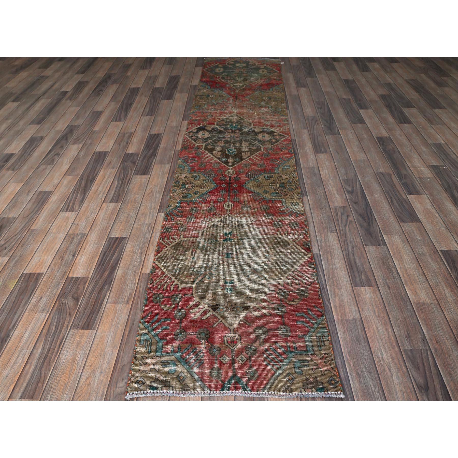 Blush Red, abgenutzt und beschädigt, Shabby Chic, Vintage Nordwest Persisch mit geometrischem Muster, handgeknüpft, 100% Wolle, Seiten und Enden professionell gesichert, schmaler Läufer, Orientteppich
Primäre MATERIALIEN: Wolle
Latex: Kein Flor