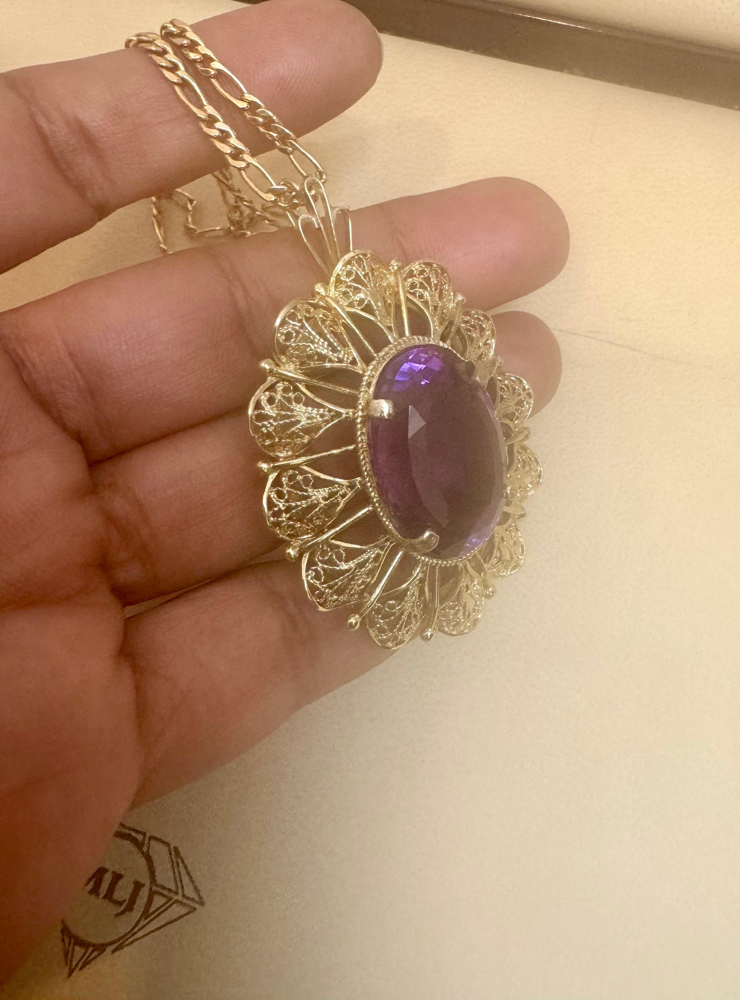 23 Carat Oval Amethyst Pendant  Necklace 18 Karat Yellow Gold Vintage In Excellent Condition For Sale In New York, NY