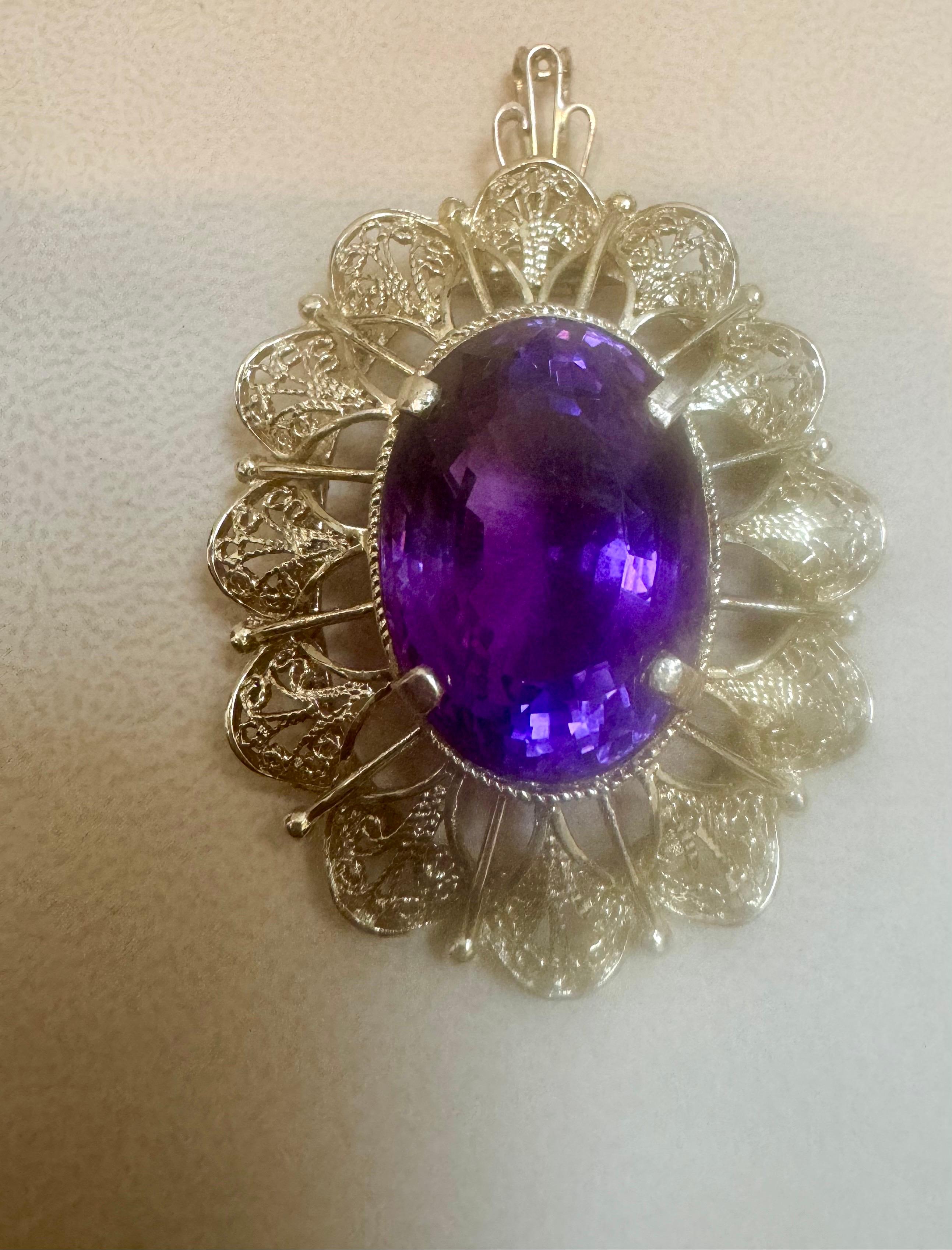 Women's 23 Carat Oval Amethyst Pendant  Necklace 18 Karat Yellow Gold Vintage For Sale