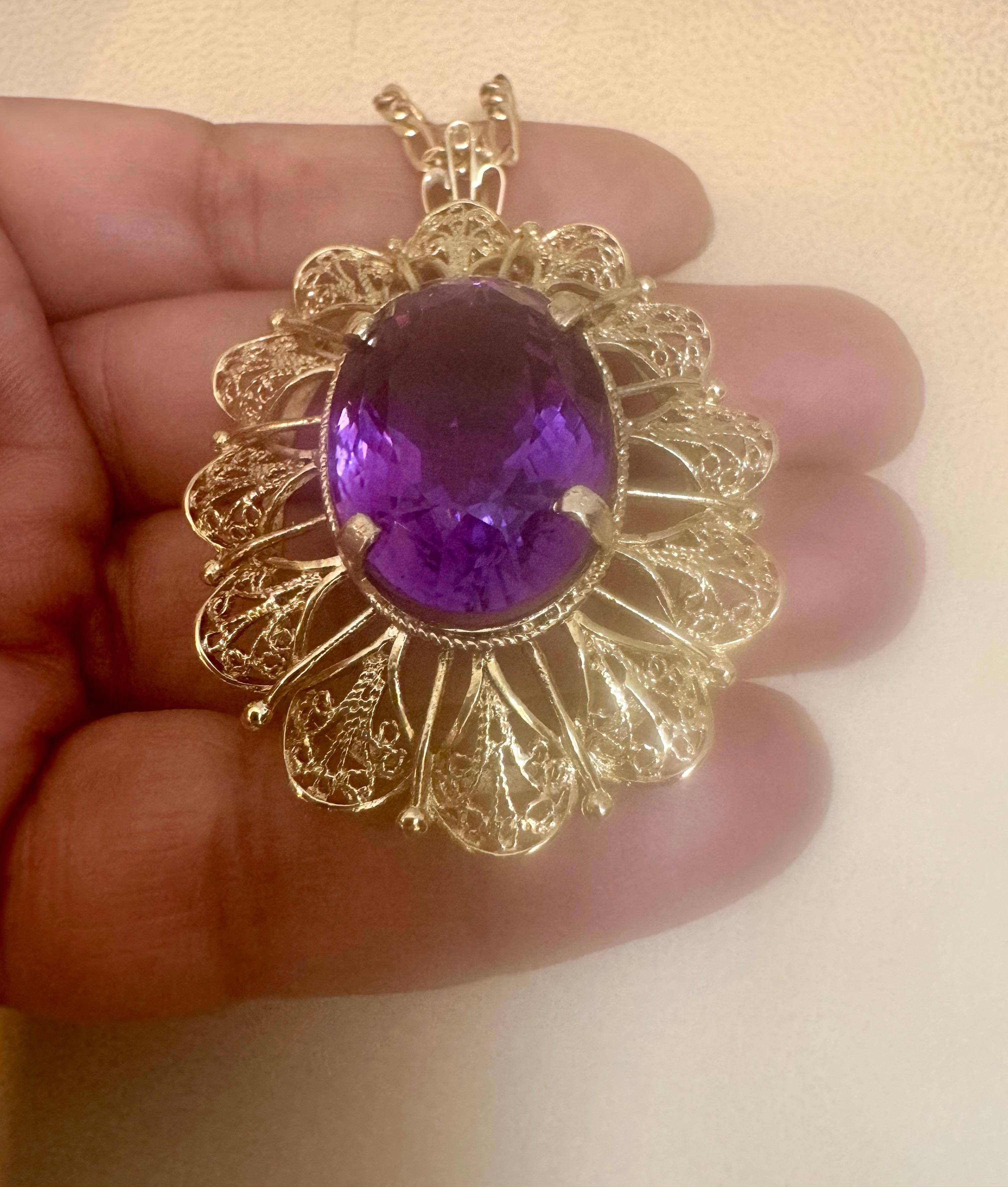 23 Carat Oval Amethyst Pendant  Necklace 18 Karat Yellow Gold Vintage For Sale 1