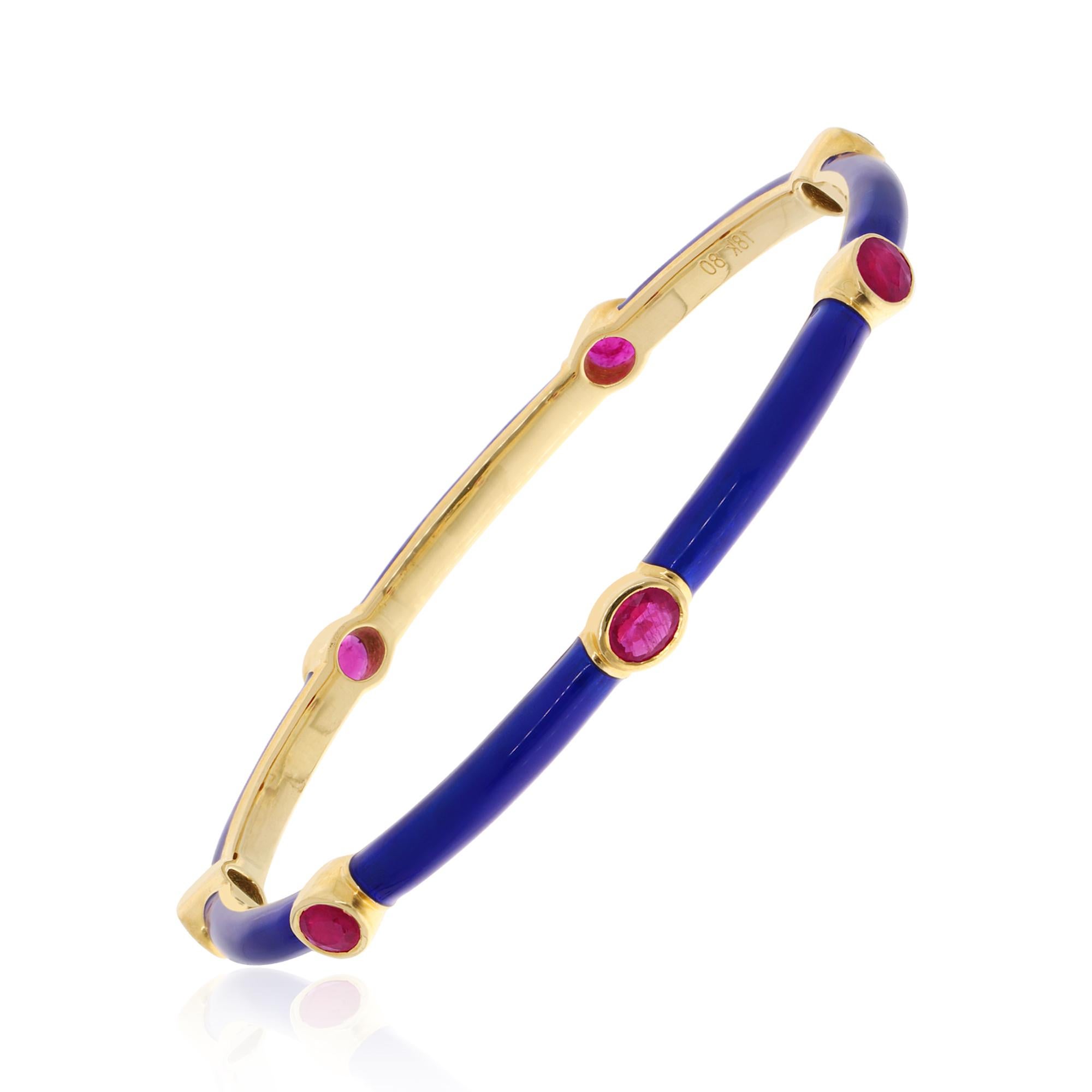 Le point central de ce bracelet, le rubis ovale, est serti de manière experte dans un chaton, permettant à sa beauté naturelle de briller avec une élégance sans effort. D'un poids de 2,3 carats, ce rubis respire le luxe et la sophistication, ce qui