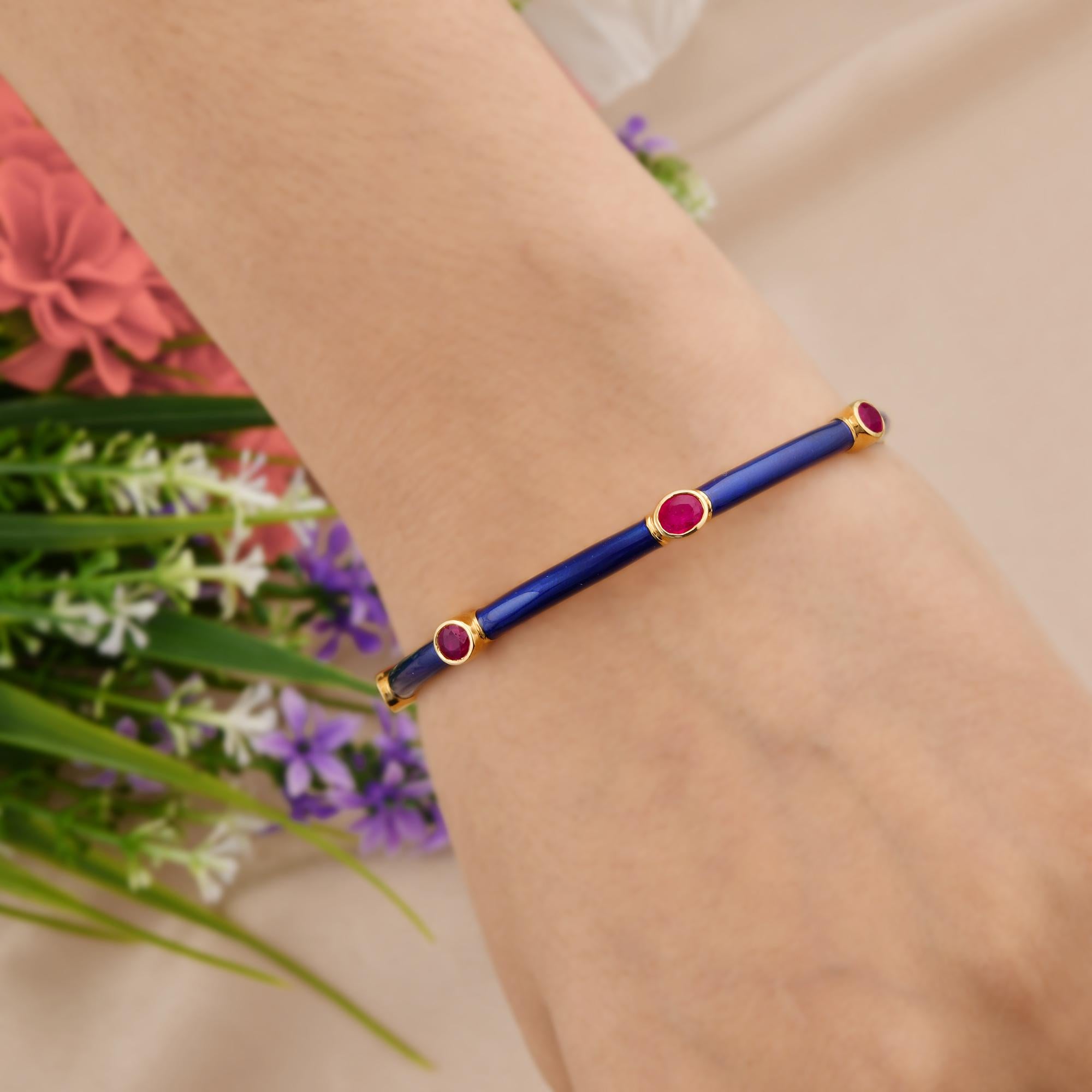 Moderno Bracciale con gemma ovale di rubino e smalto da 2,3 carati in oro giallo da 18 carati in vendita