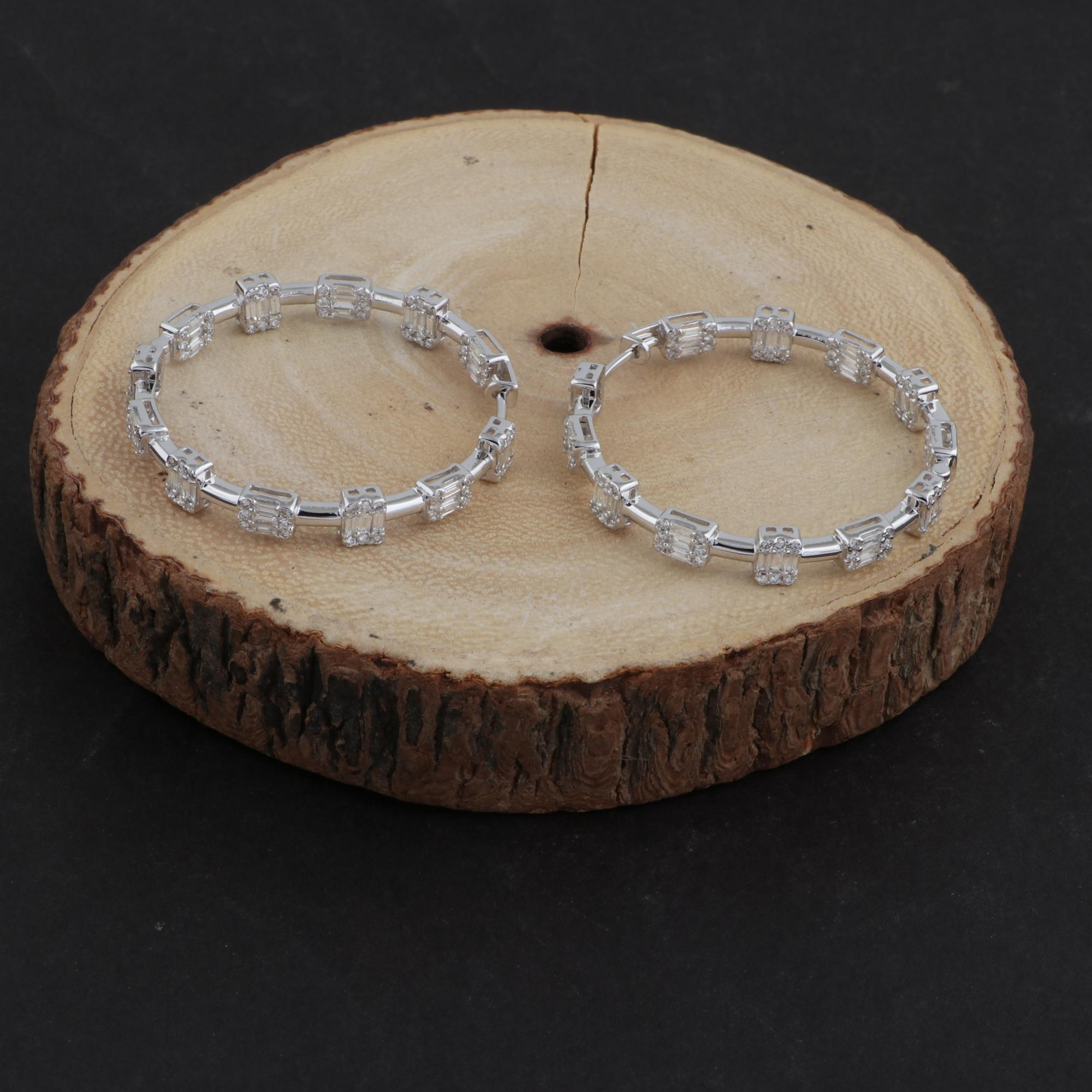 Taille baguette Créoles en or blanc 18 carats avec diamants baguettes de 2,3 carats de pureté SI en vente