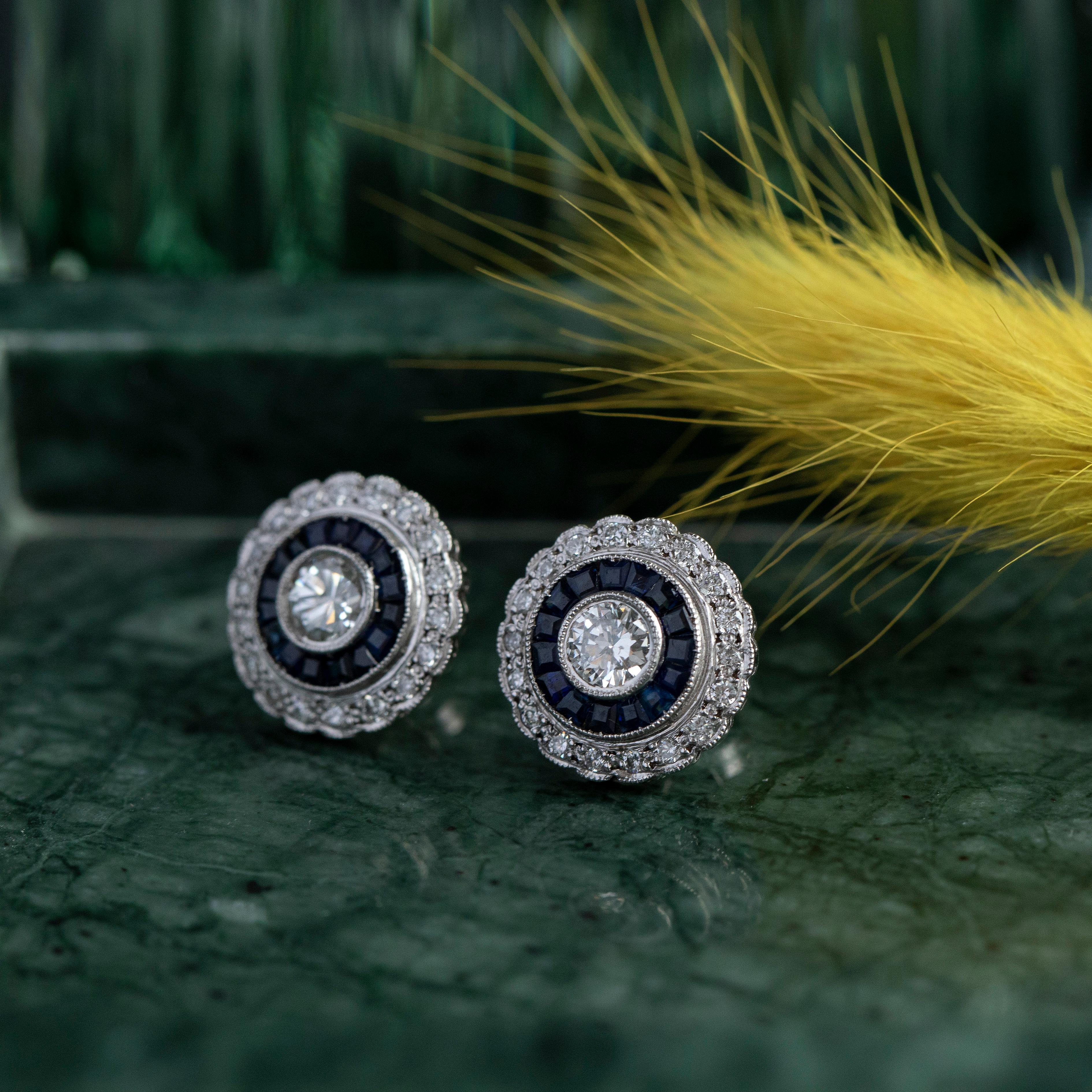 Orecchini in platino con diamanti e zaffiri naturali da 2,3 carati totali in stile Art-Deco In condizioni Nuovo in vendita a AMSTERDAM, NL