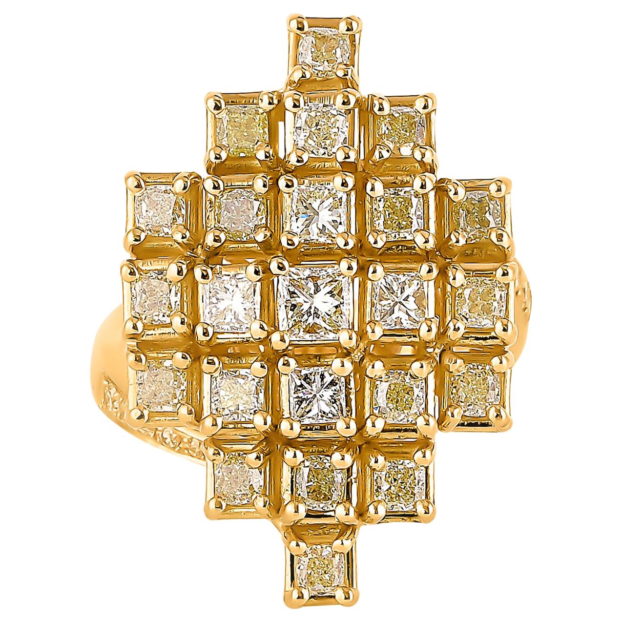 Sunita Nahata Gelber Diamant 2,30ct. Ausgefallener Ring aus 18 Karat Gelbgold.