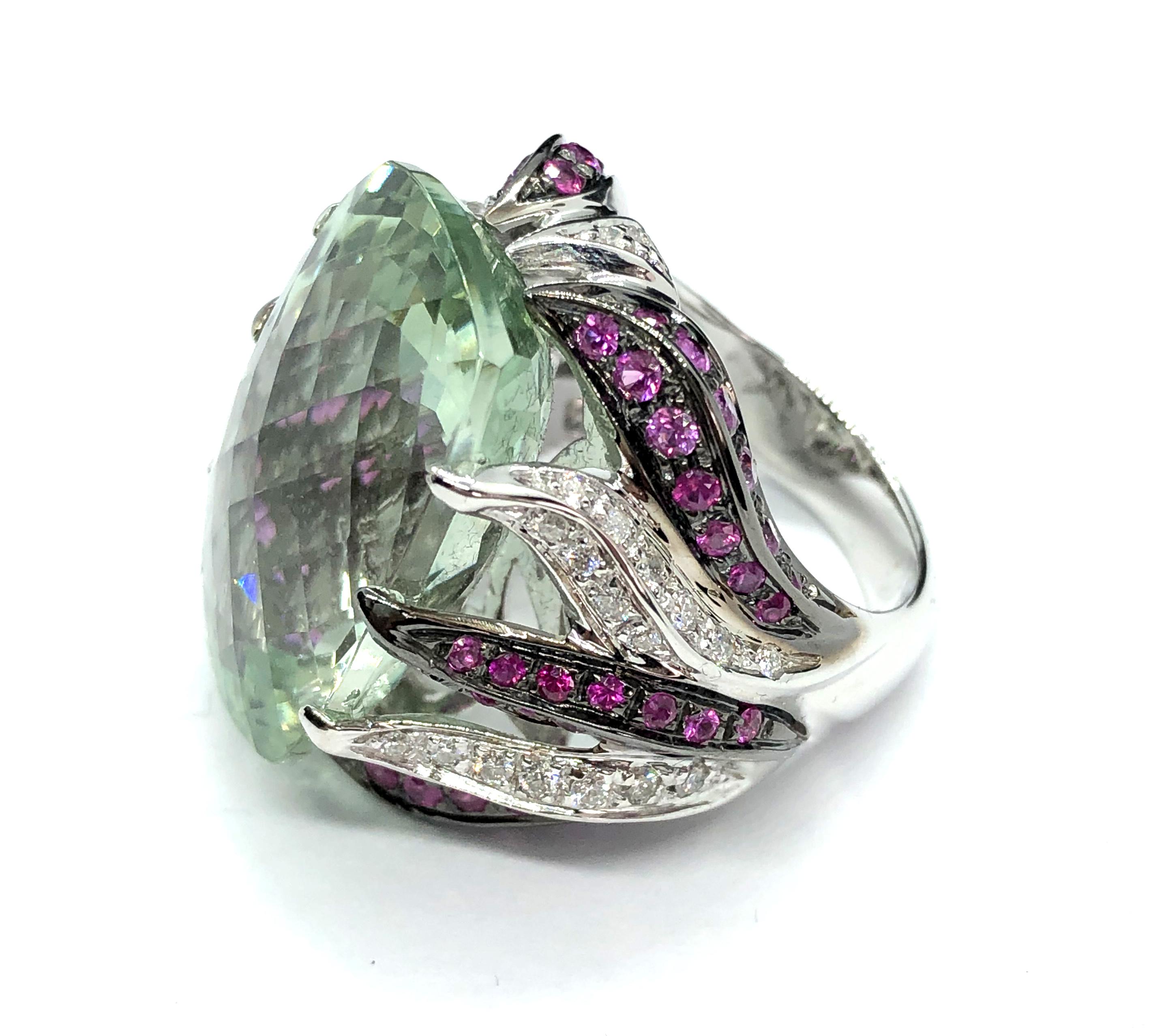 Modern 23 Ct Green Prasiolite White Gold Cocktail Ring Diamond and Pink Sapphires Flame For Sale