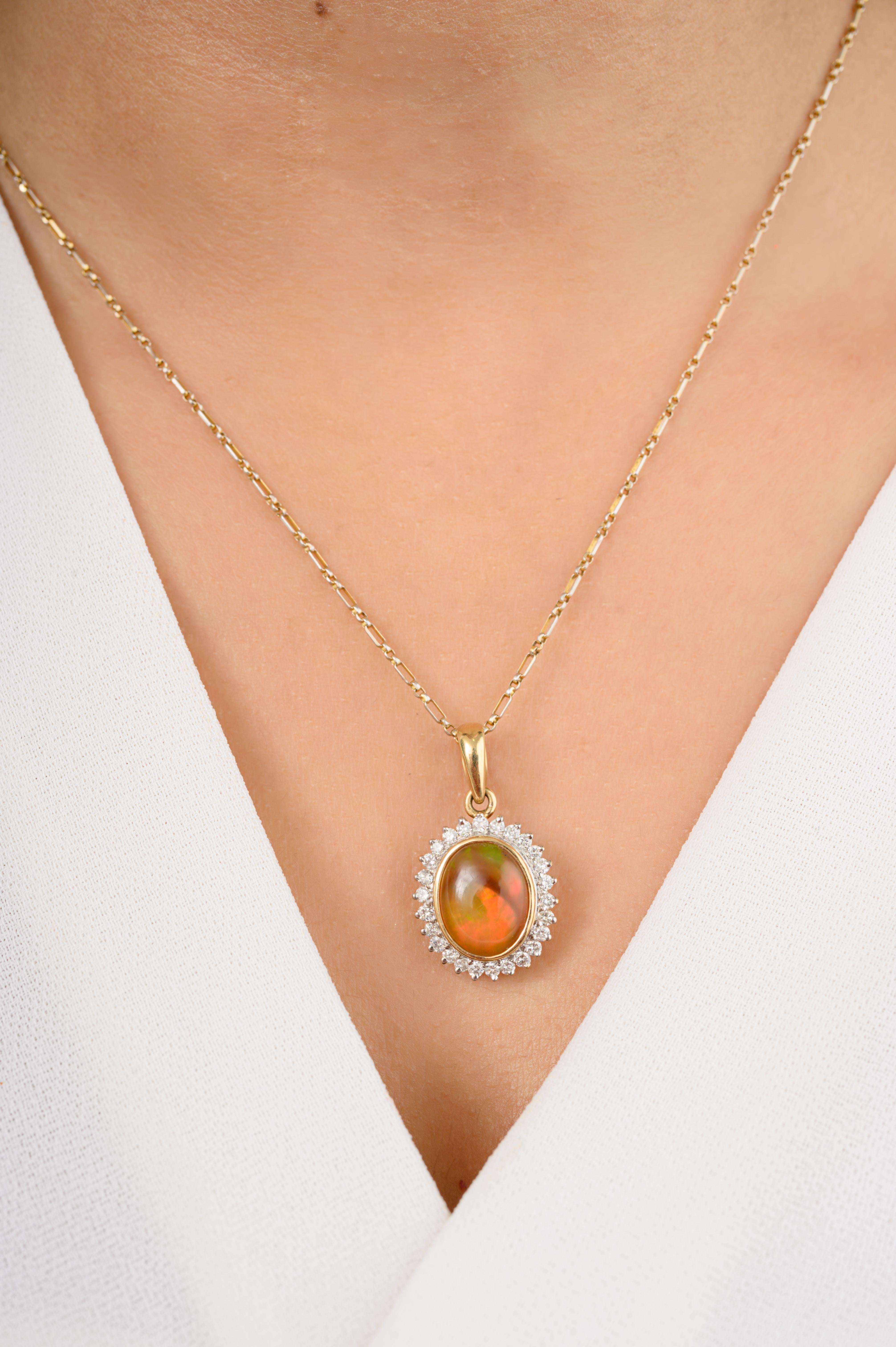 Ciondolo da donna con diamante aureolato e opale di 2,3 CTW in oro 14K tempestato di opale di taglio ovale e diamanti. Questo splendido gioiello eleva immediatamente un look casual o un abito elegante. 
L'opale aiuta a trovare l'amore, la fortuna,