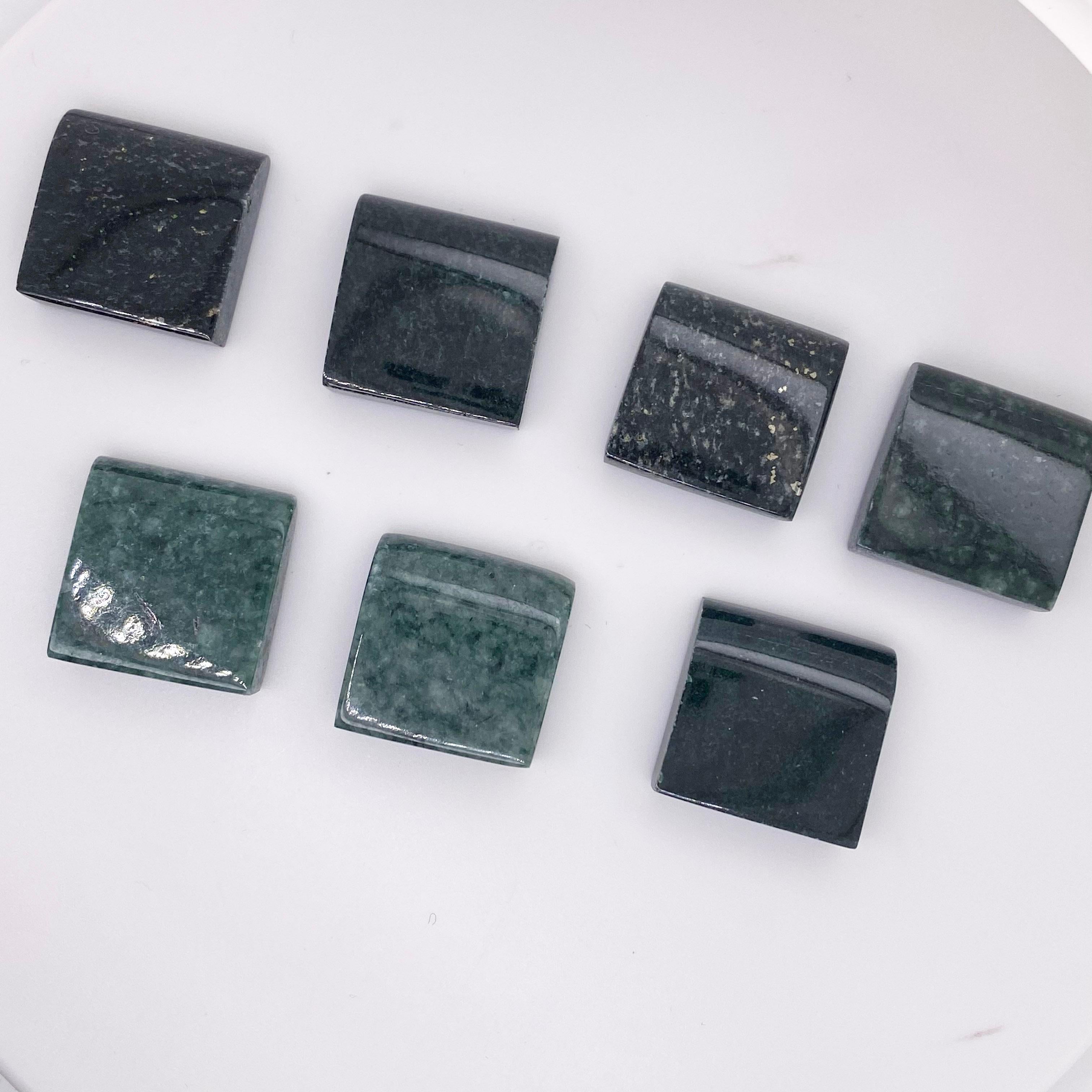 Jadeit Imperial Jadeit Edelsteine in Holzschachtel, Exemplar Jadeit Jade Edelsteine (Art déco)