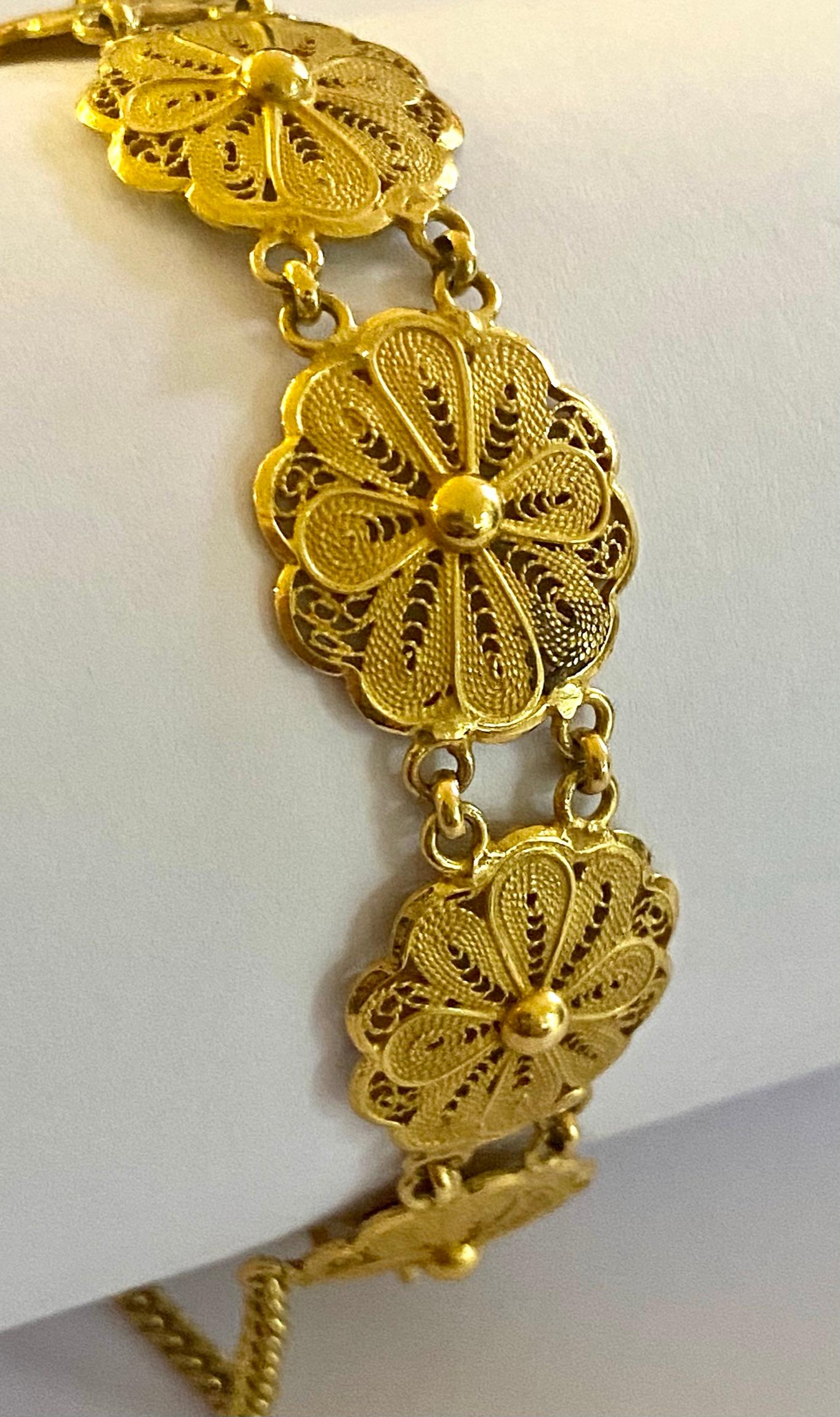 One (1) 23 karat yellow gold bracelet consisting of nine (9) round filigree links.
Made in the Dutch East Indies ca.1930
Weight: 17.57 grams
wide: 15 mm. length: 18.4 cm. thickness of the link: 1 mm.