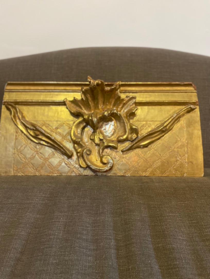 Cette plaque sur panneau en or doré 23 carats est un magnifique exemple de conception architecturale italienne du XIXe siècle. La pièce présente des volutes et des feuilles d'acanthe sculptées de manière complexe, qui sont mises en valeur par la