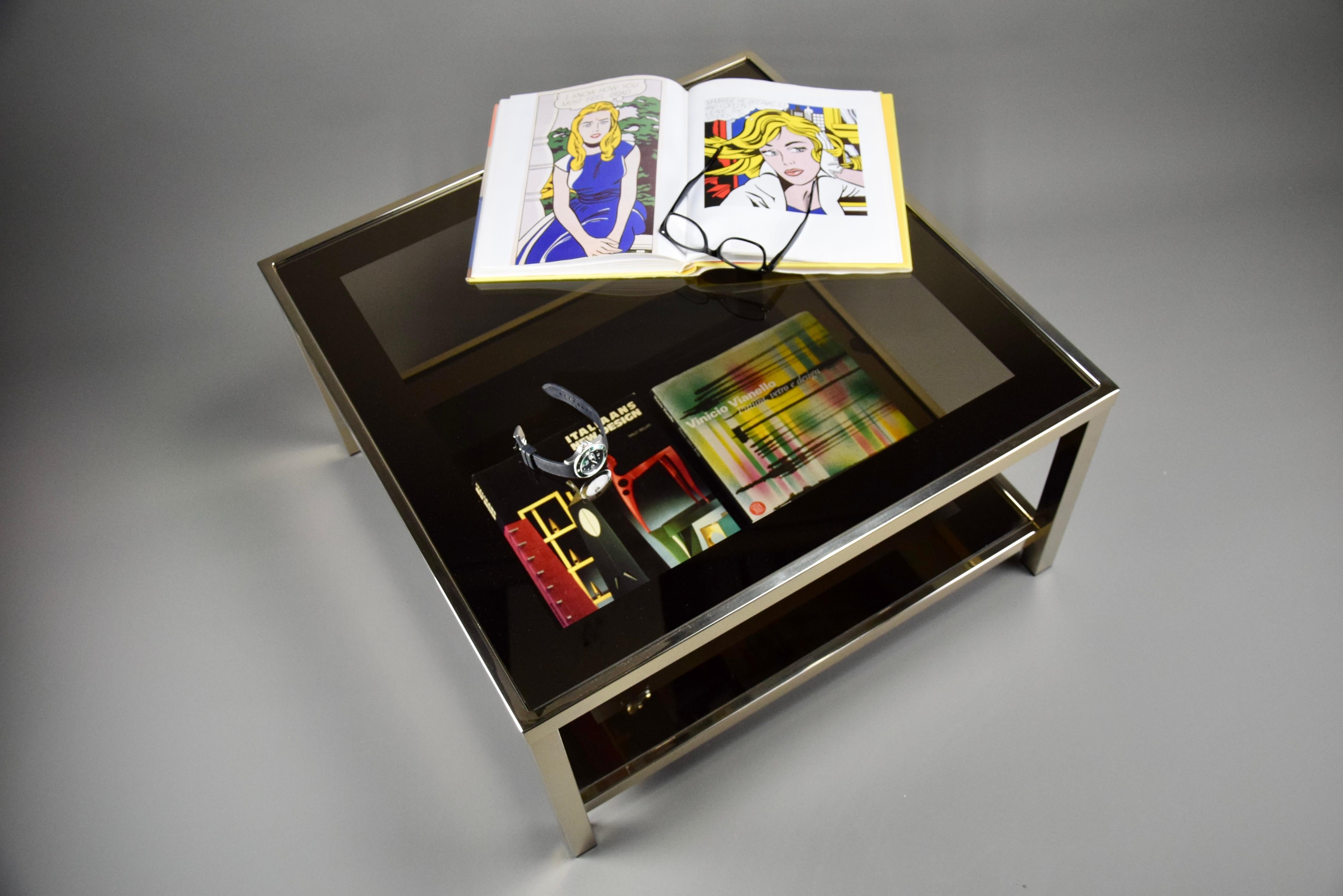 Elegance intemporelle : Table basse à deux niveaux Belgochrom des années 1970, plaquée or 23 carats

Élevez votre espace de vie avec cette table basse à deux niveaux emblématique des années 1970, un design luxueux de Belgo Chrom. Dotée d'un cadre