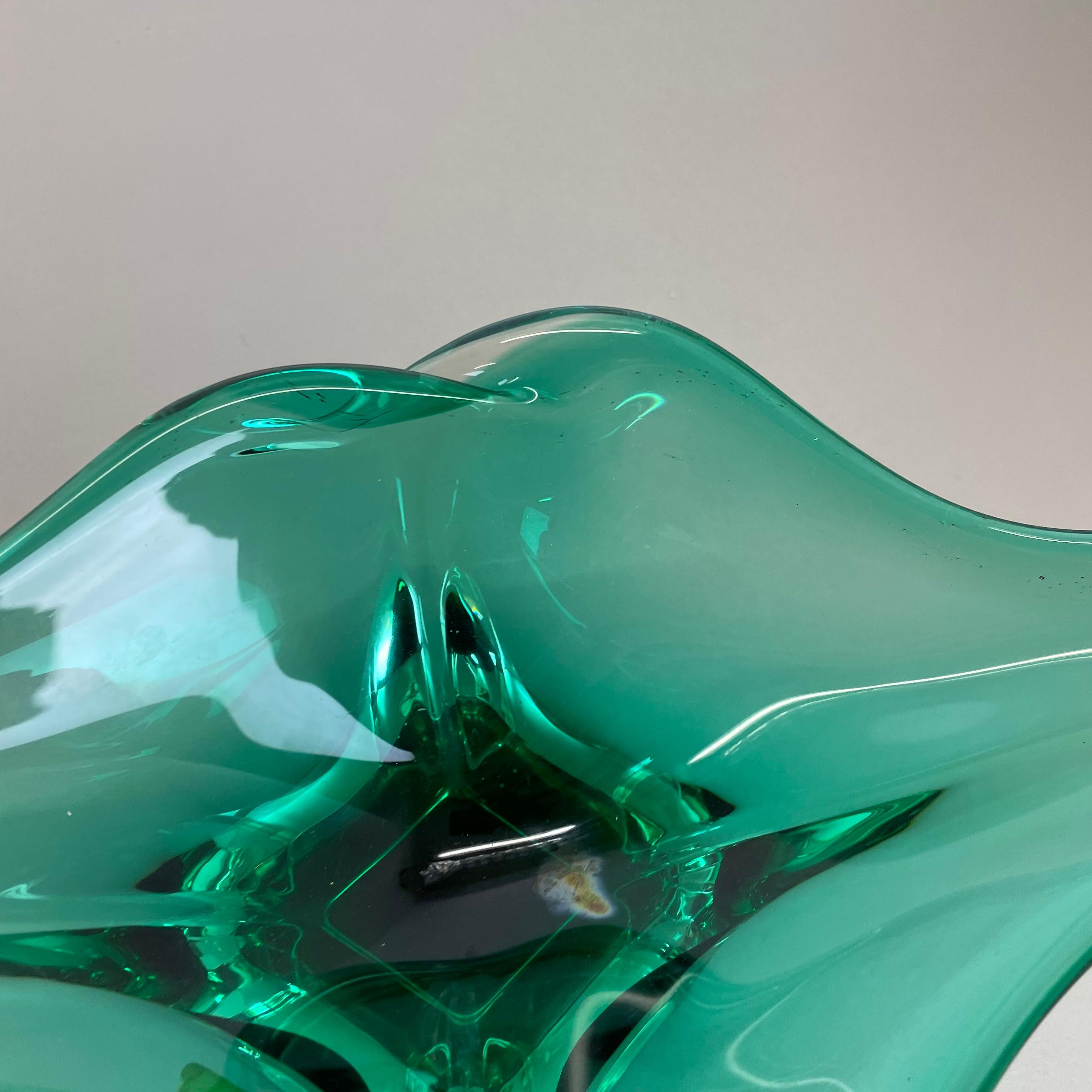 2, 3 Kg Glass Bowl Shell Centerpiece by Flavio Poli Attrib., Murano, Italy, 1970s For Sale 1