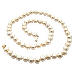 Collier de 23" de perles de culture blanches de 9mm avec fermoir en or jaune 18k