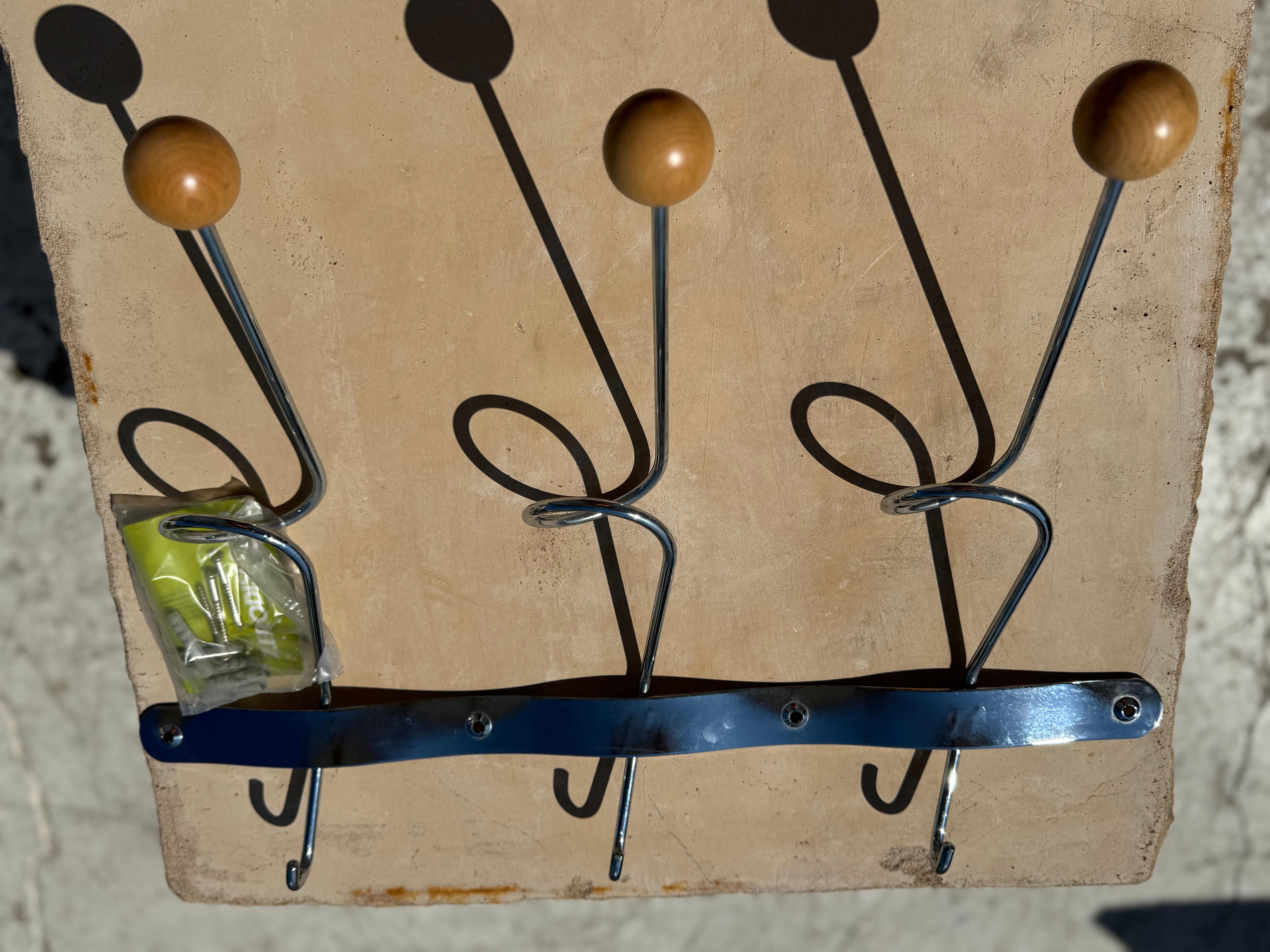 Postmoderne 23″ Pas de Urbino Zerodisegno Porte-manteau mural avec boules en bois en vente