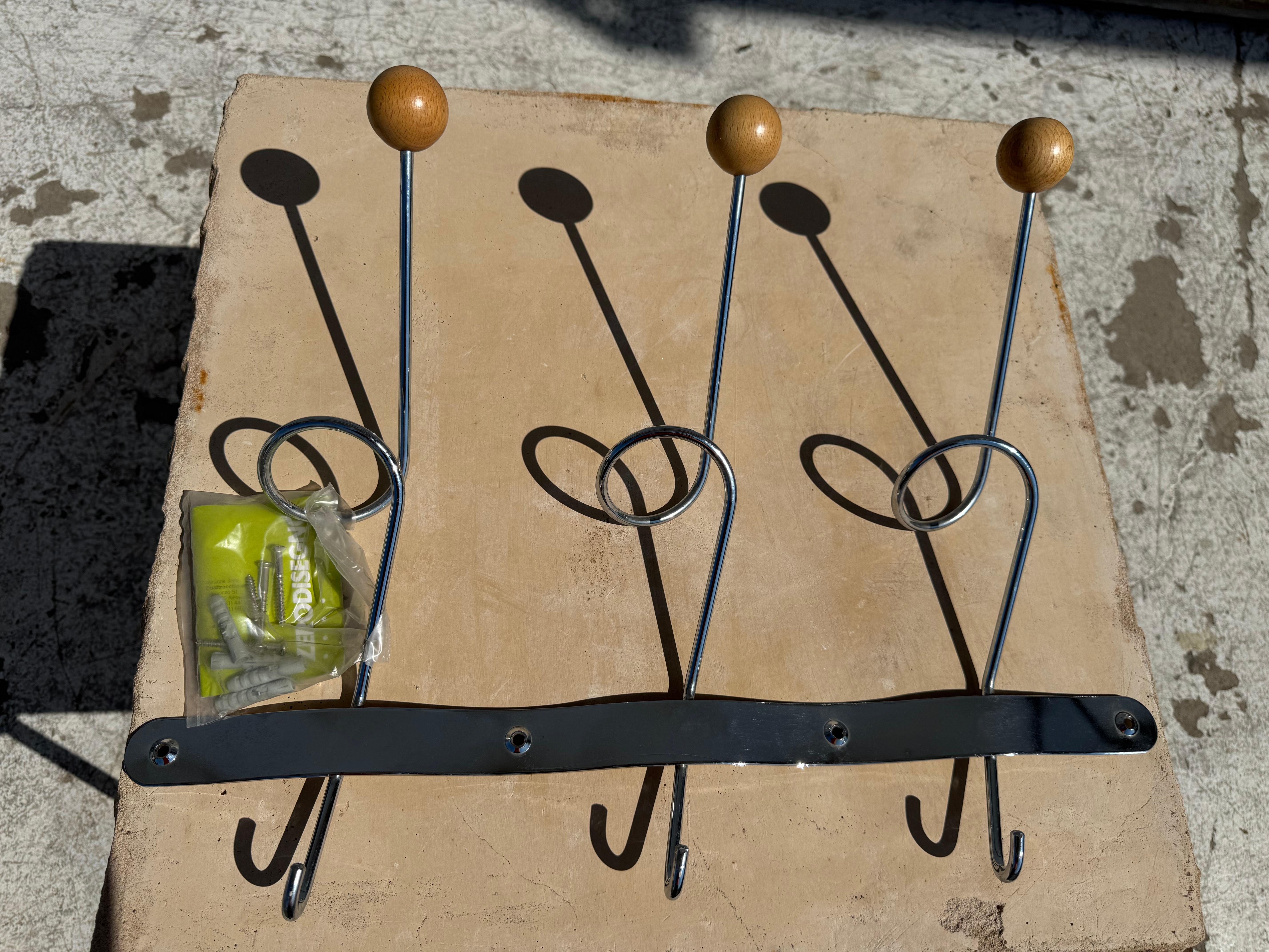 italien 23″ Pas de Urbino Zerodisegno Porte-manteau mural avec boules en bois en vente