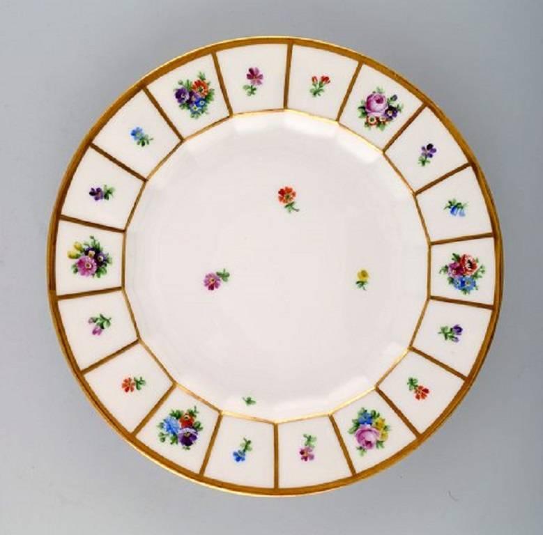23 Royal Copenhagen Henriette. Hand painted porcelain.
Henriette 23 dinner plates no. 444/8549.
Measures: Diameter 25 cm.
In perfect condition.
1st. factory quality.