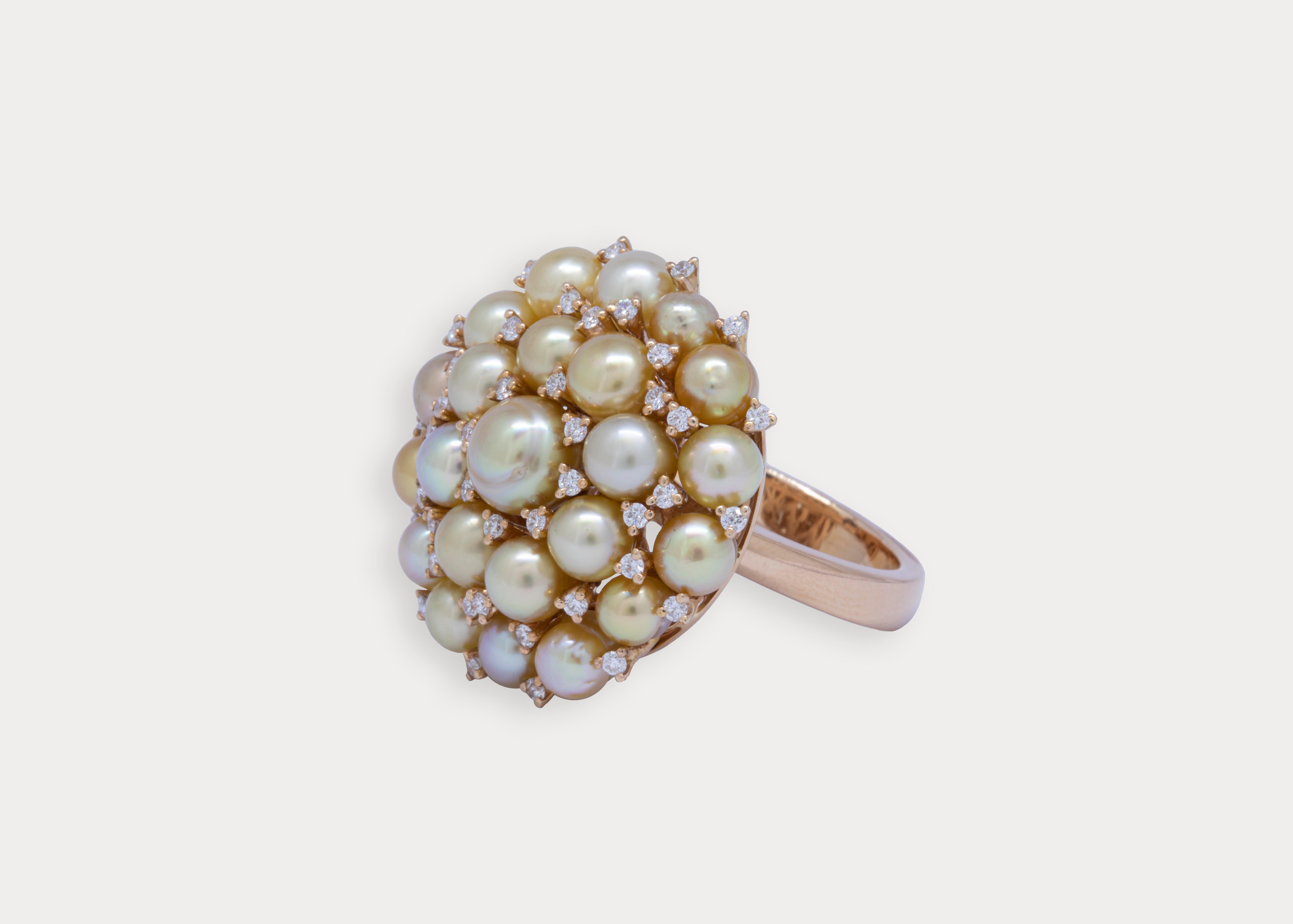 23 nuances d'or...
Les perles naturelles de Bahreïn dans toute leur splendeur.

Cette bague est composée de 23 boutons de perles de grand lustre provenant des eaux du Bahreïn. Les différentes nuances se marient harmonieusement pour créer cette pièce